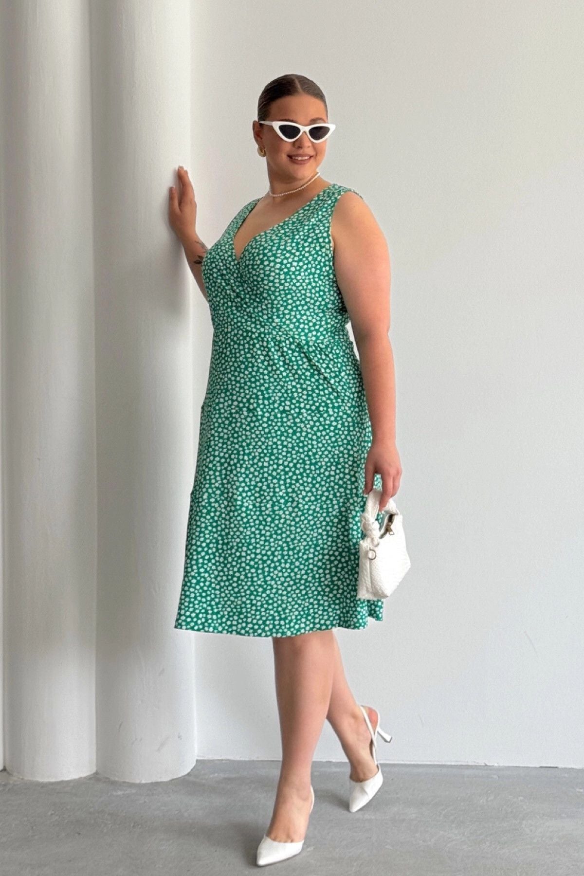 Plus-Size-Kleid mit V-Ausschnitt, elastischem Bund und Blumenmuster