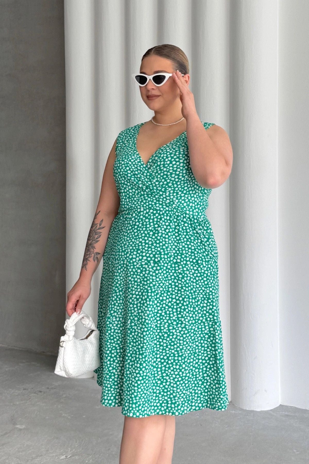 Plus-Size-Kleid mit V-Ausschnitt, elastischem Bund und Blumenmuster