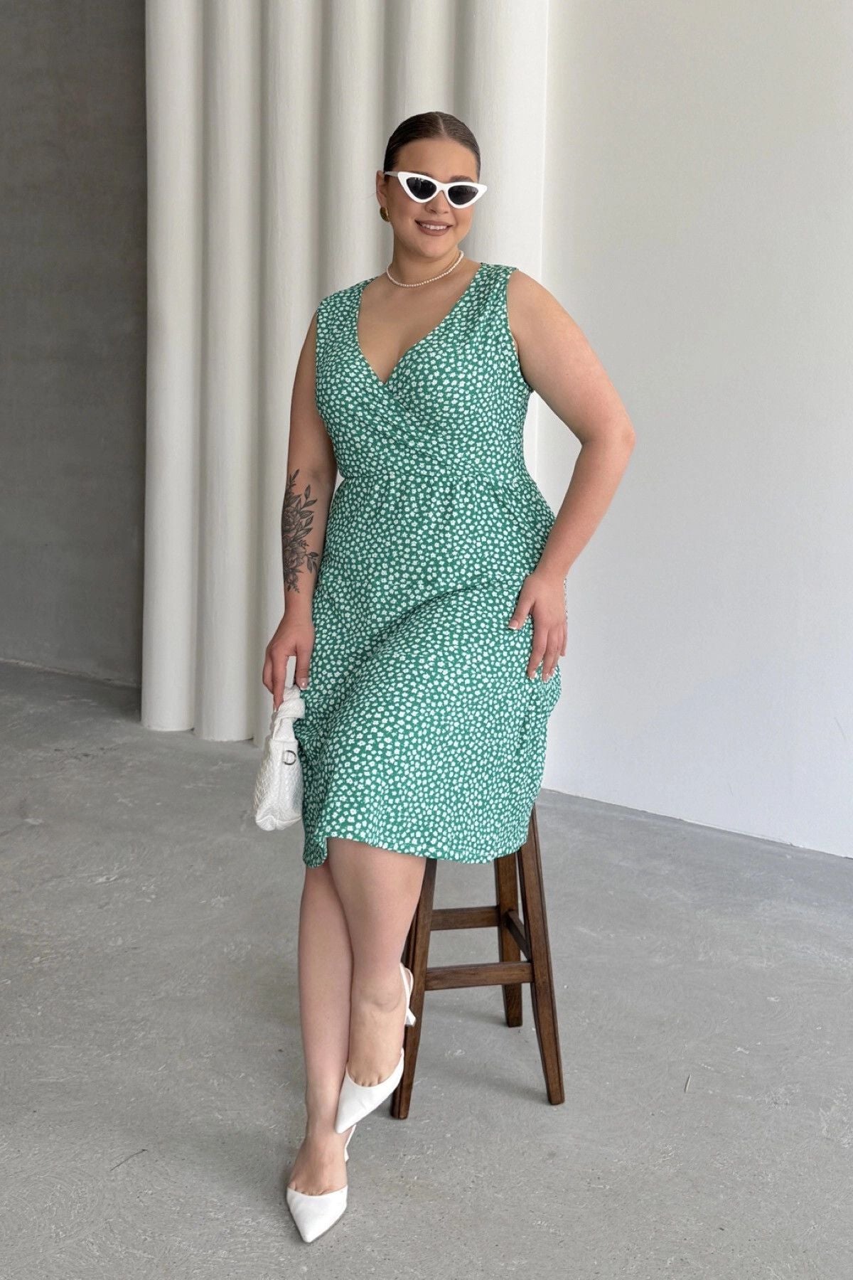 Plus-Size-Kleid mit V-Ausschnitt, elastischem Bund und Blumenmuster