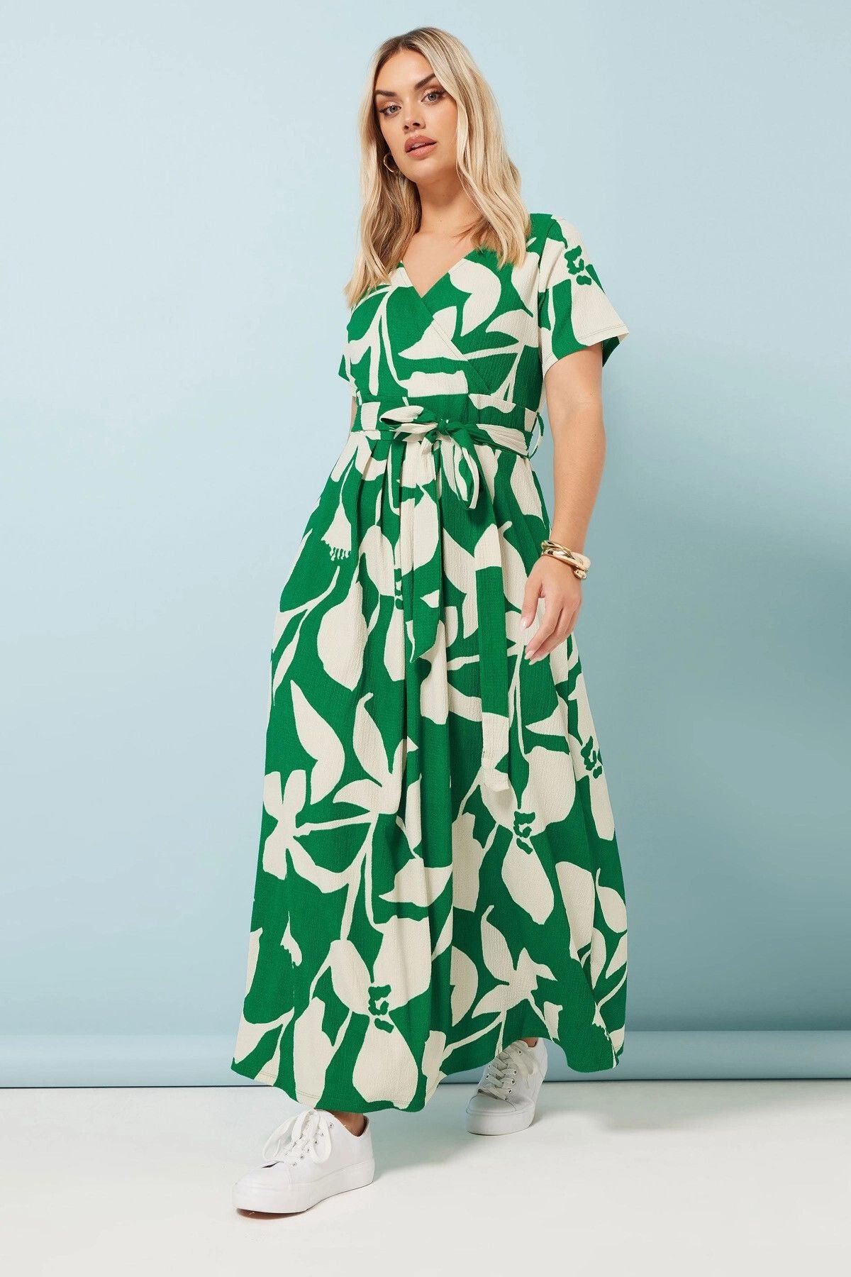 Plus Size Kleid aus geblümtem Crinkle-Stoff mit V-Ausschnitt