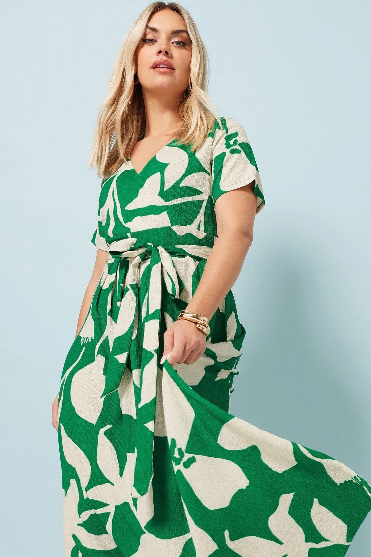 Plus Size Kleid aus geblümtem Crinkle-Stoff mit V-Ausschnitt