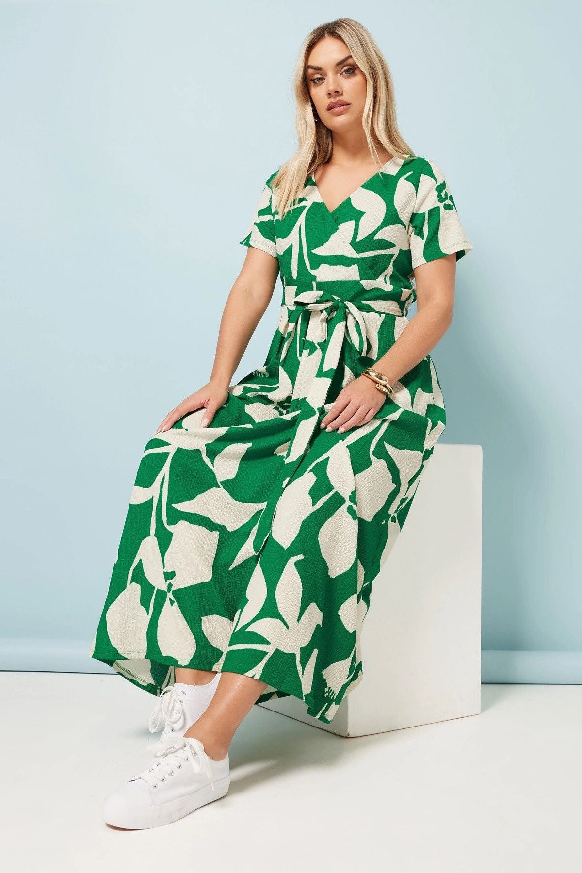 Plus Size Kleid aus geblümtem Crinkle-Stoff mit V-Ausschnitt