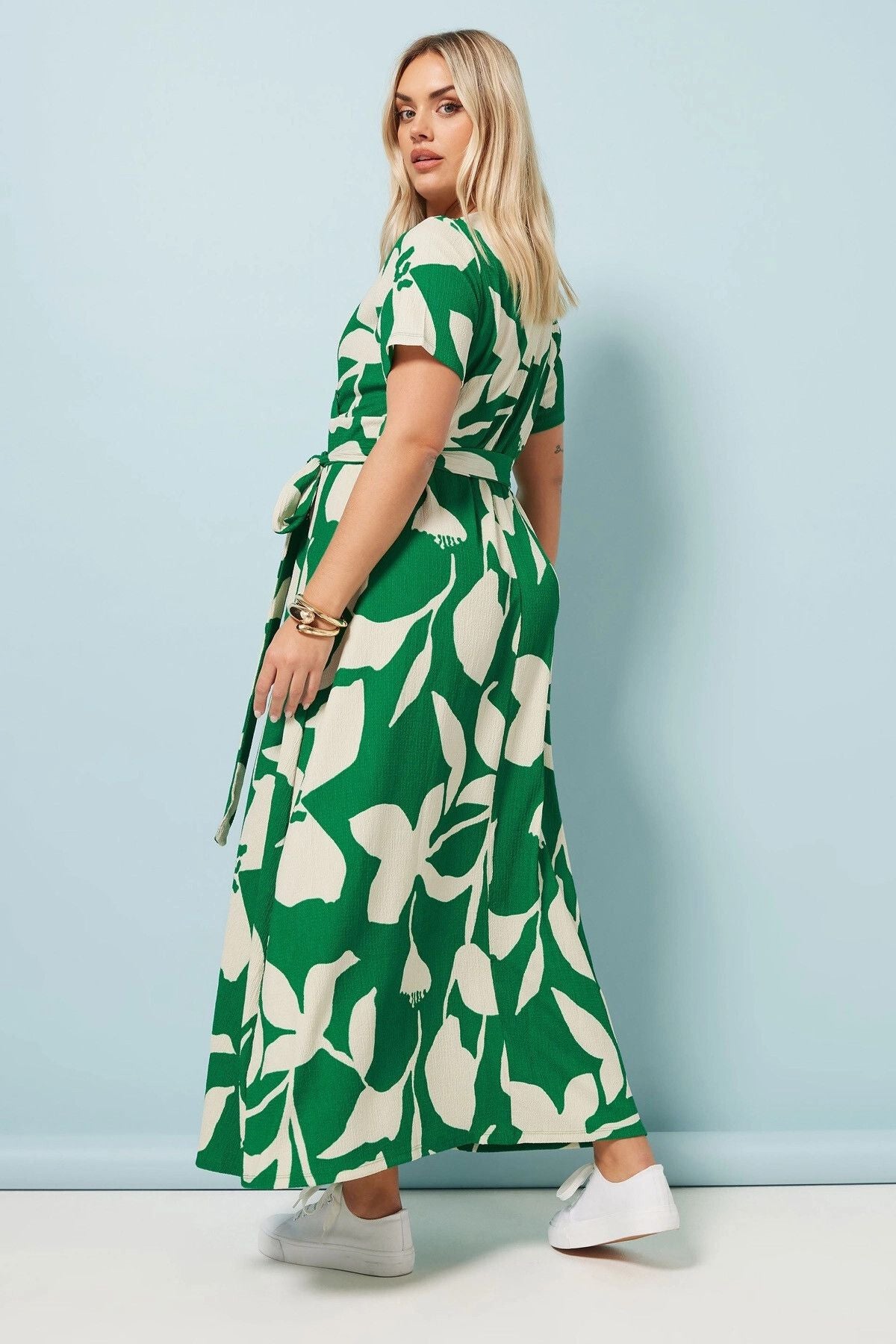 Plus Size Kleid aus geblümtem Crinkle-Stoff mit V-Ausschnitt