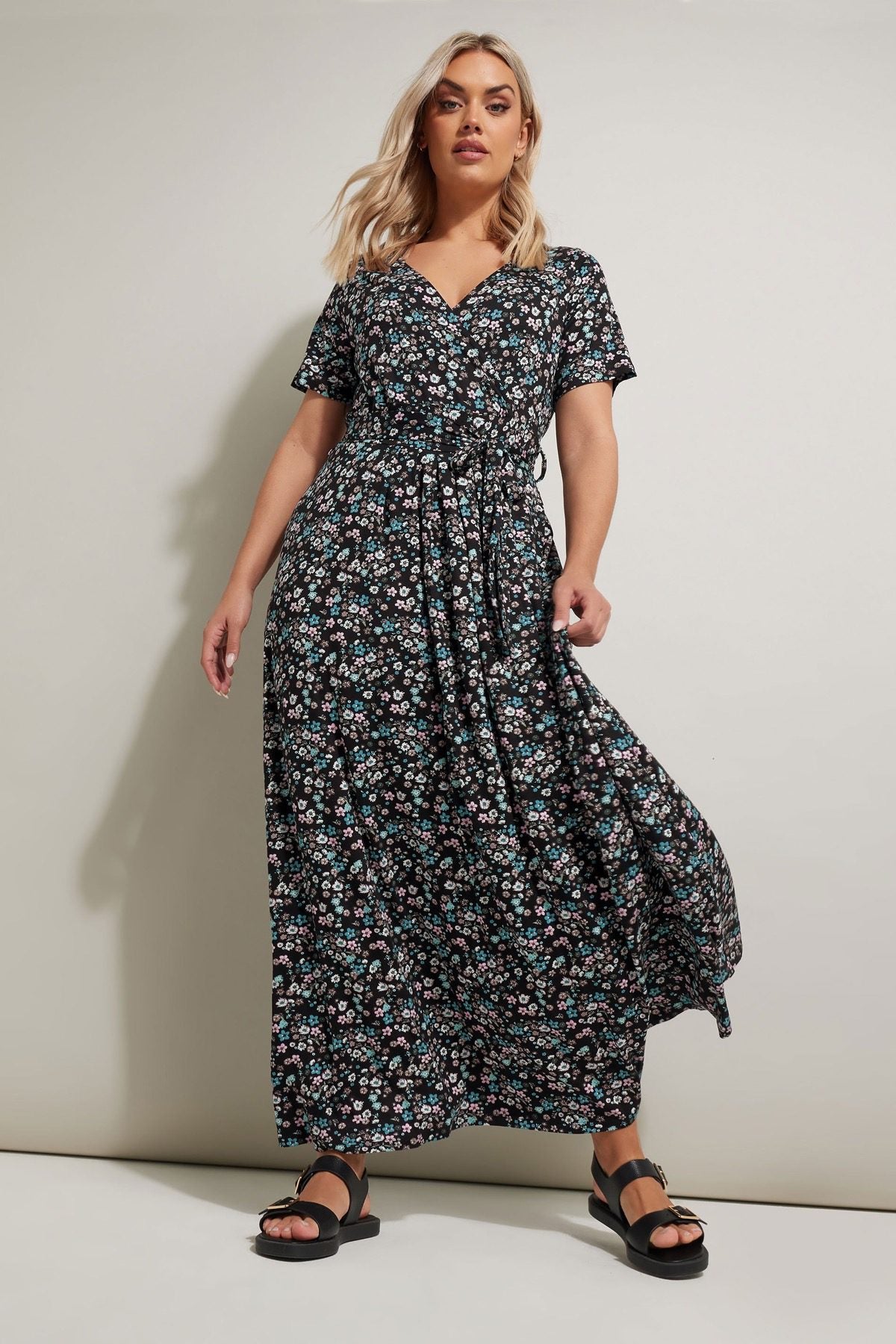 Maxikleid mit V-Ausschnitt, kurzen Ärmeln und Gürtel in Übergröße mit Blumenmuster