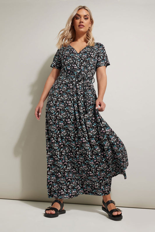 Maxikleid mit V-Ausschnitt, kurzen Ärmeln und Gürtel in Übergröße mit Blumenmuster