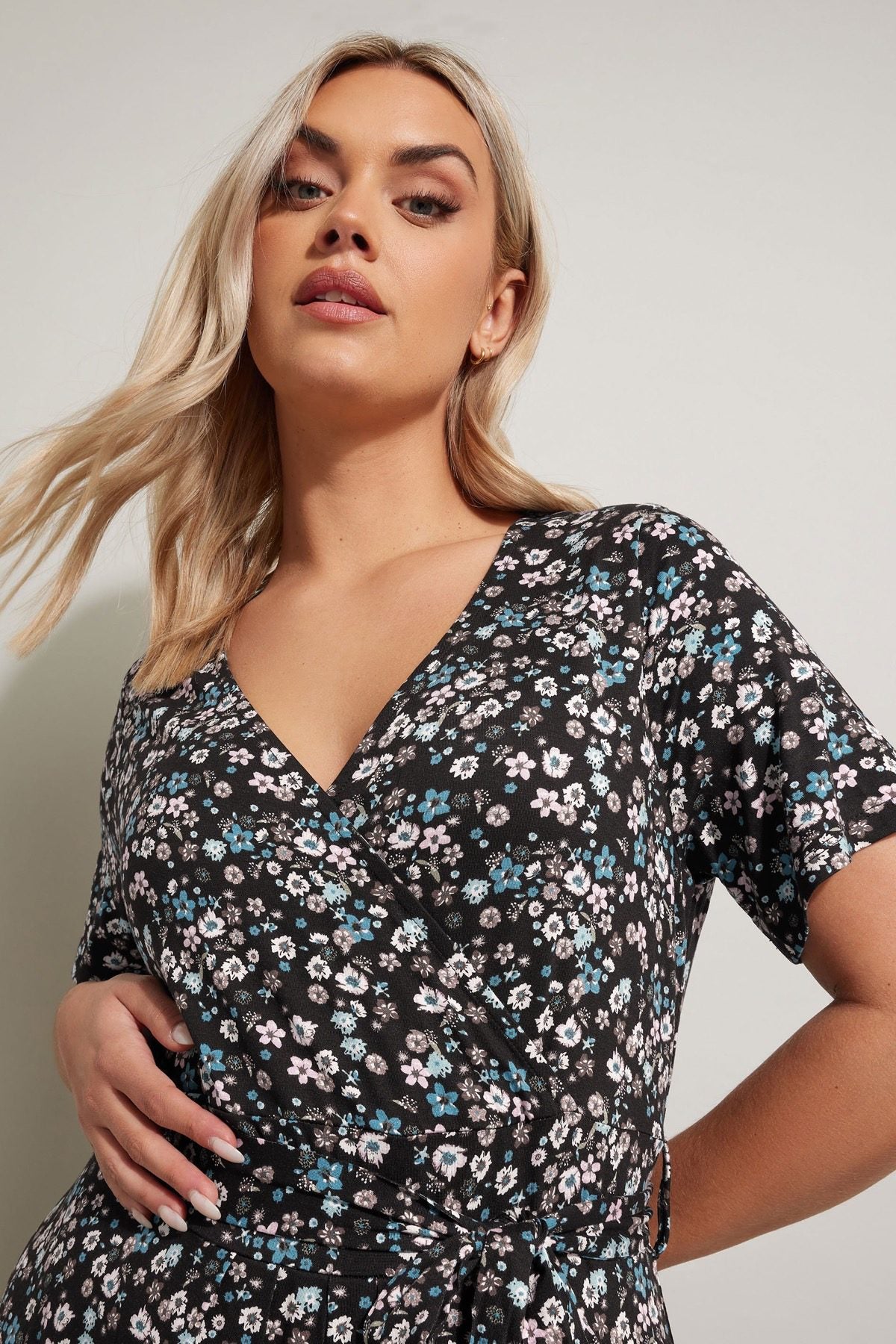 Maxikleid mit V-Ausschnitt, kurzen Ärmeln und Gürtel in Übergröße mit Blumenmuster