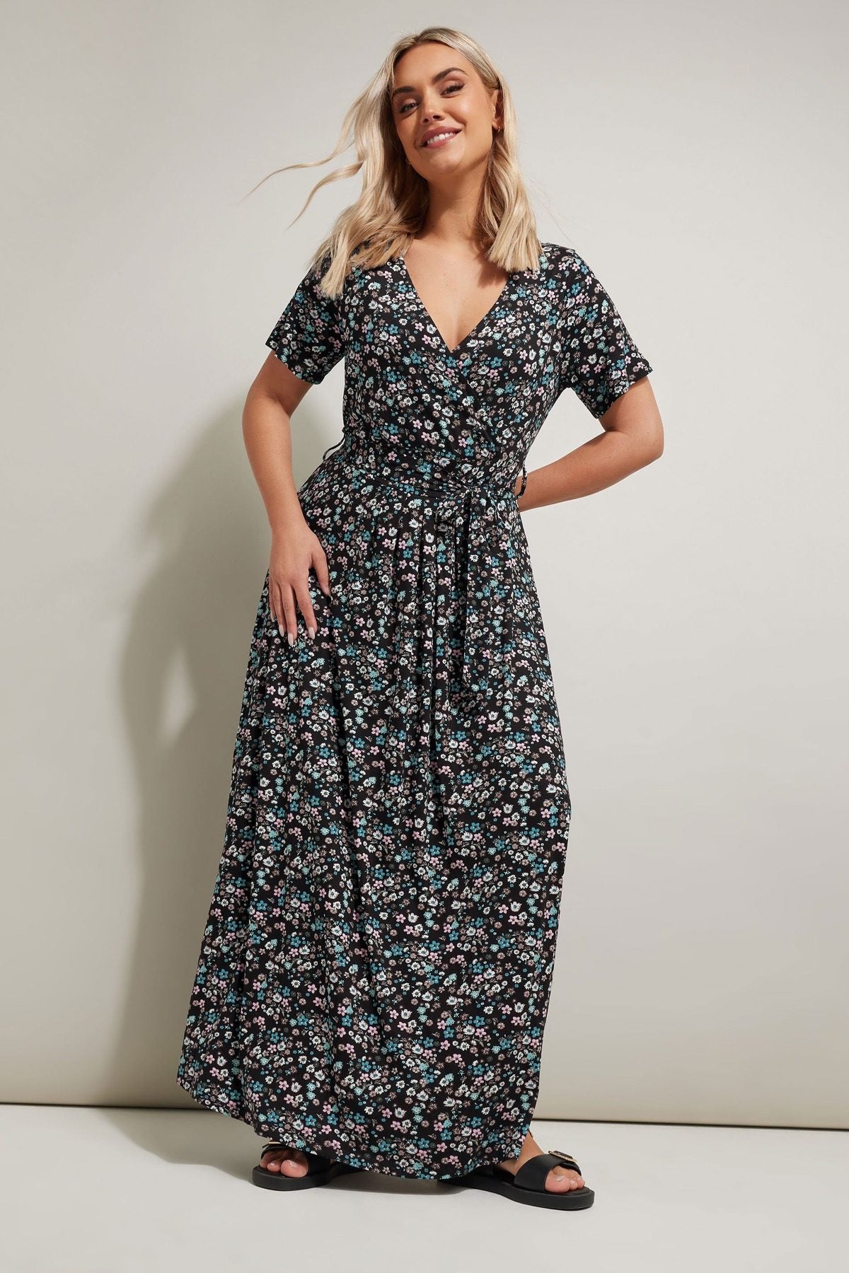 Maxikleid mit V-Ausschnitt, kurzen Ärmeln und Gürtel in Übergröße mit Blumenmuster