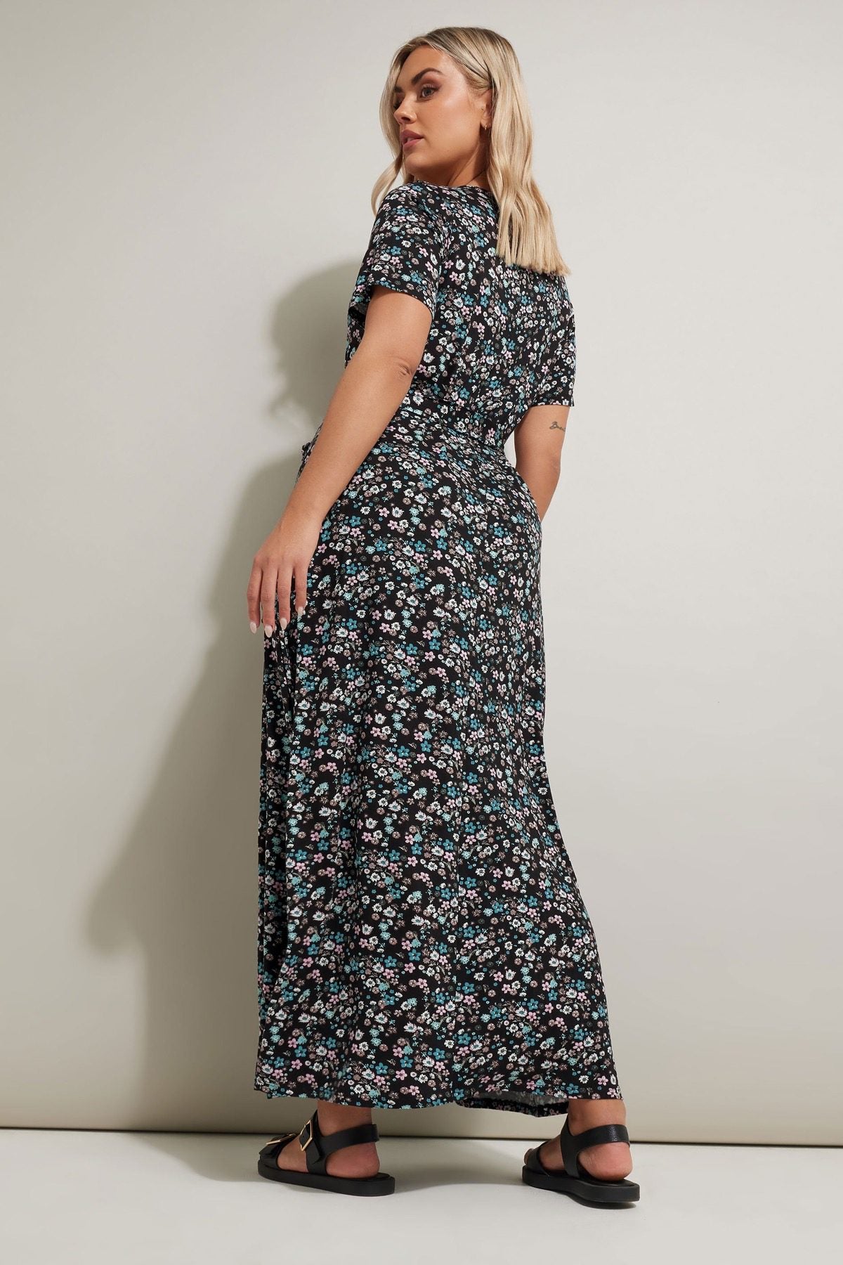 Maxikleid mit V-Ausschnitt, kurzen Ärmeln und Gürtel in Übergröße mit Blumenmuster