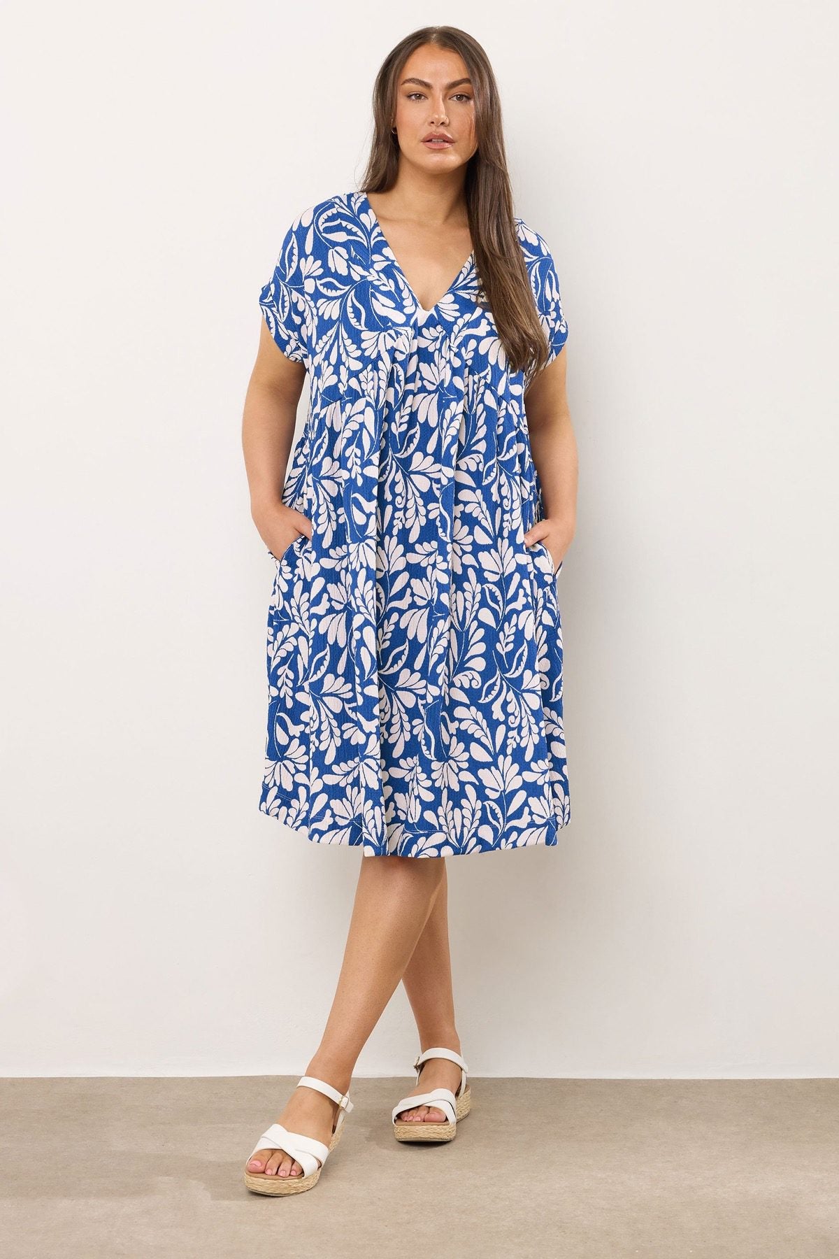 Midikleid in Übergröße mit V-Ausschnitt, kurzen Ärmeln, Taschen und Blumenmuster