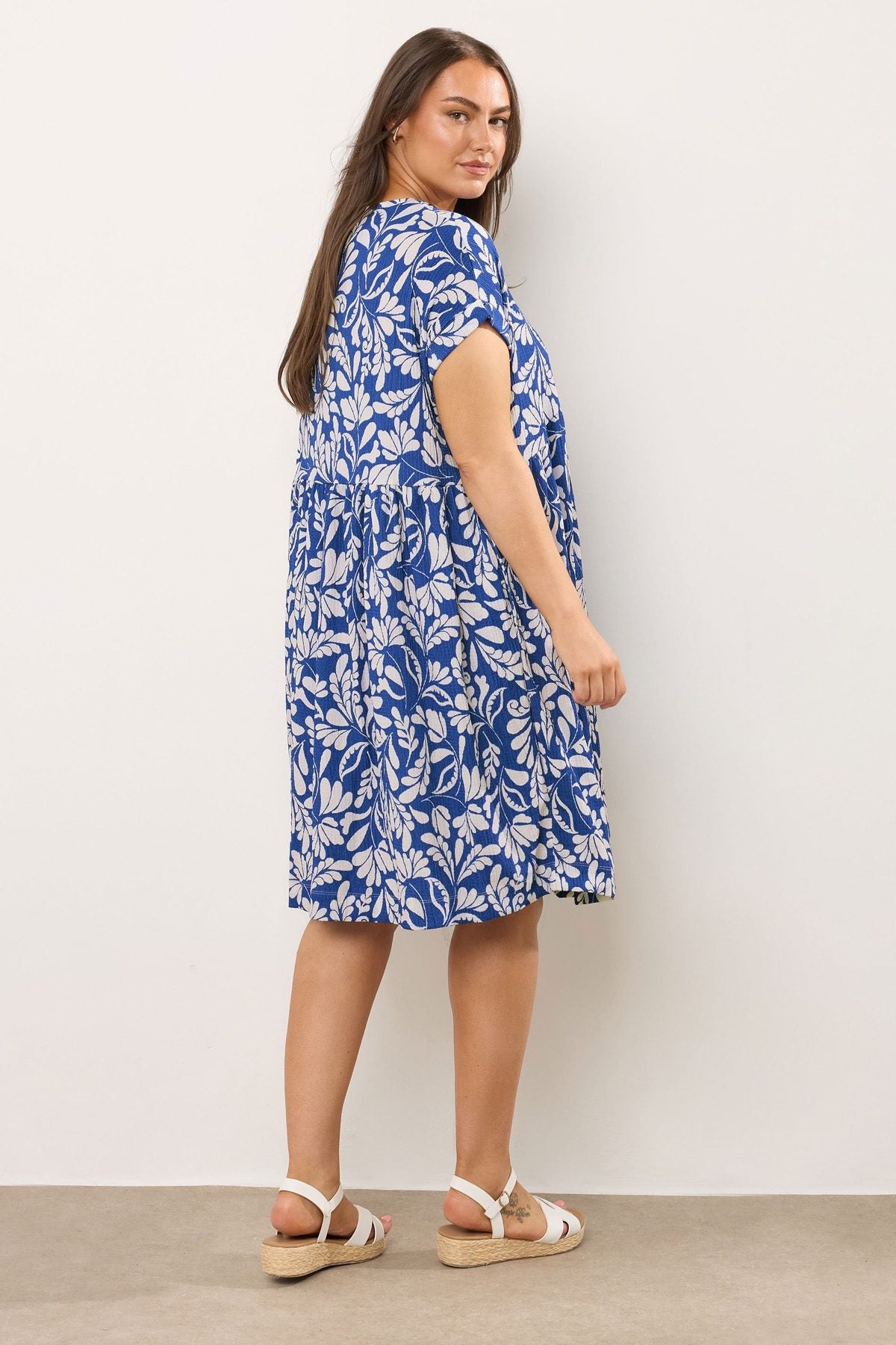 Midikleid in Übergröße mit V-Ausschnitt, kurzen Ärmeln, Taschen und Blumenmuster
