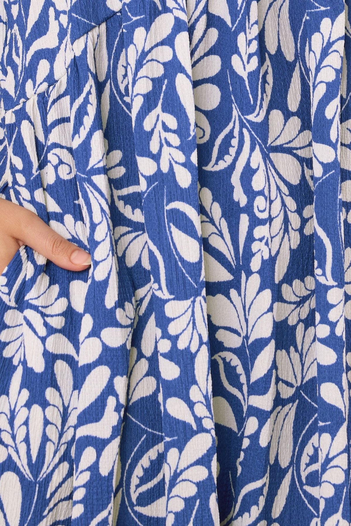 Midikleid in Übergröße mit V-Ausschnitt, kurzen Ärmeln, Taschen und Blumenmuster