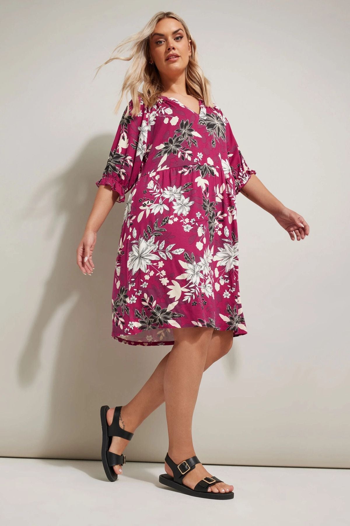 Minikleid in Übergröße mit V-Ausschnitt, kurzen Ärmeln und Blumenmuster