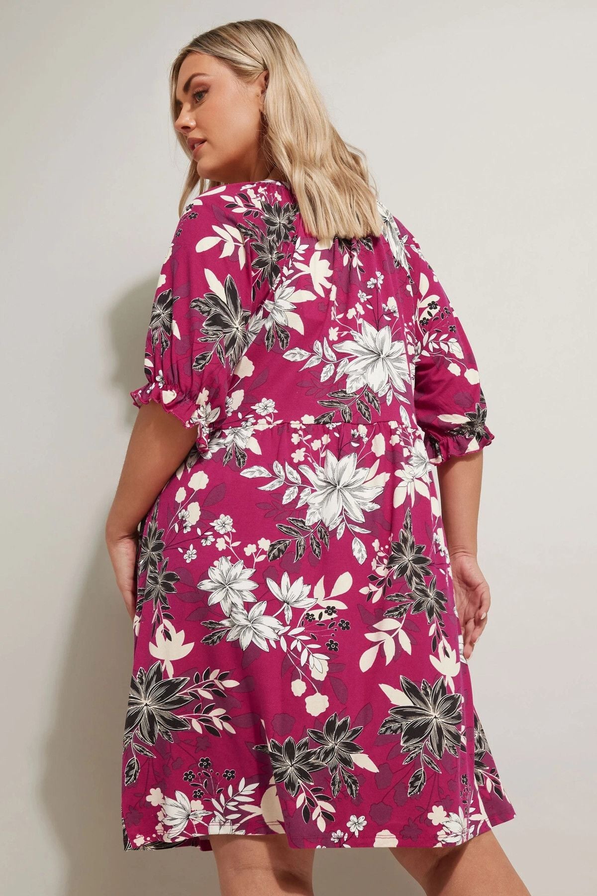 Minikleid in Übergröße mit V-Ausschnitt, kurzen Ärmeln und Blumenmuster