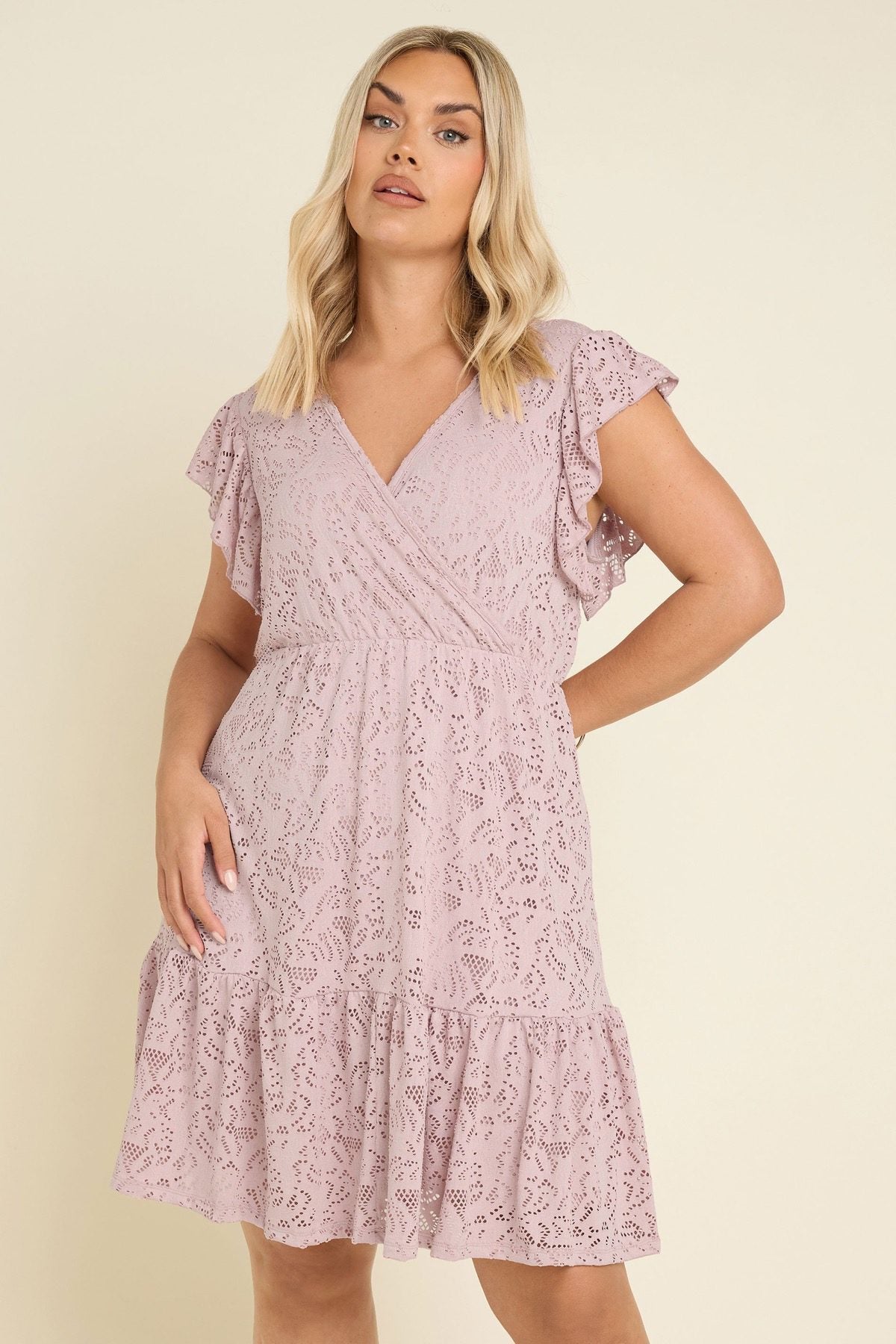 Minikleid in Übergröße mit V-Ausschnitt, kurzen Ärmeln, Spitzendetails, Rüschenärmeln und Futter