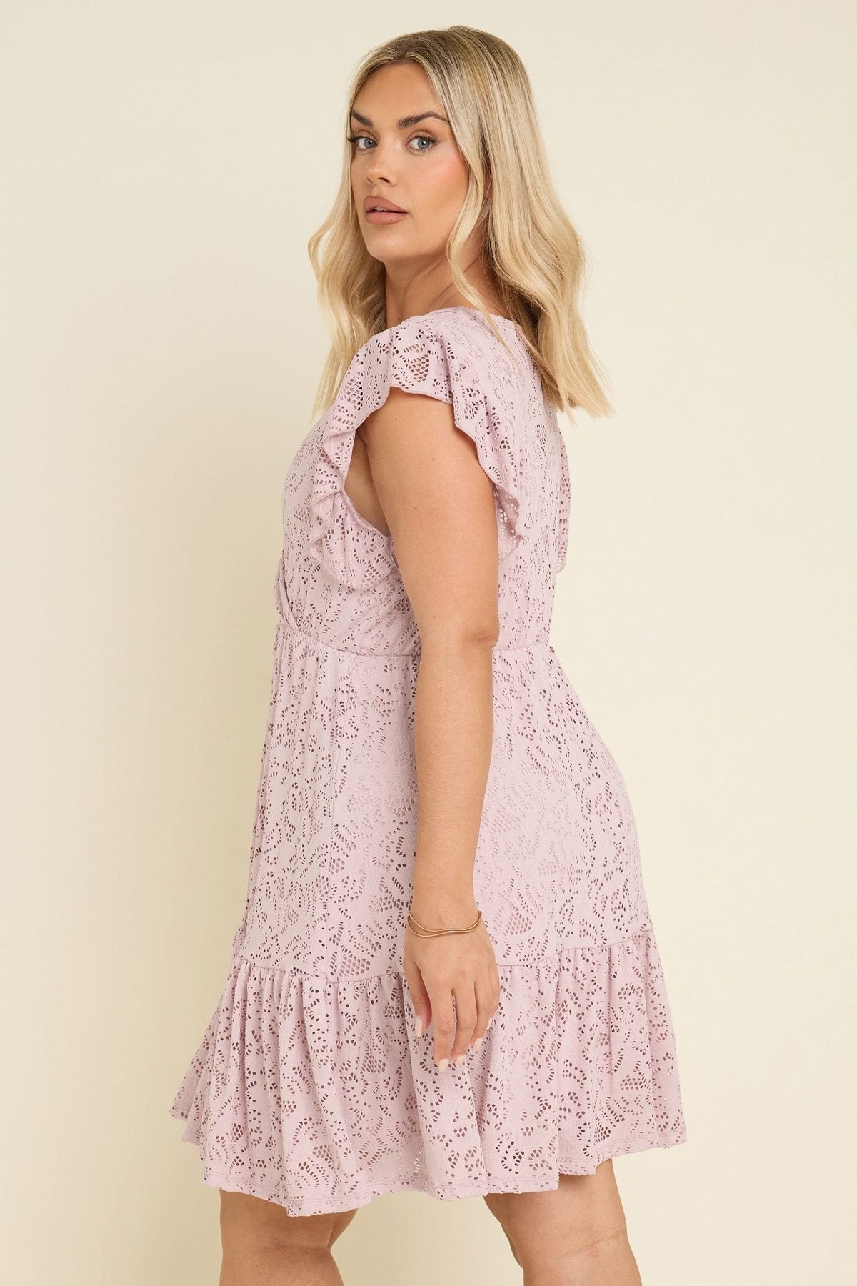Minikleid in Übergröße mit V-Ausschnitt, kurzen Ärmeln, Spitzendetails, Rüschenärmeln und Futter