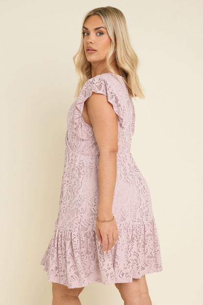 Minikleid in Übergröße mit V-Ausschnitt, kurzen Ärmeln, Spitzendetails, Rüschenärmeln und Futter