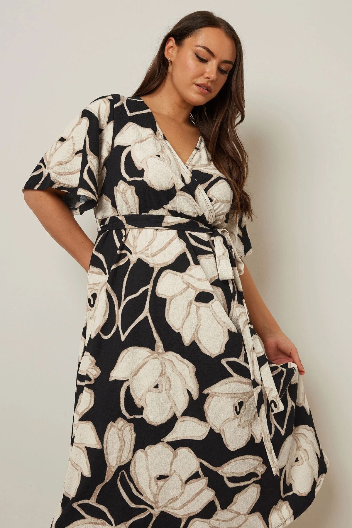 Midikleid in Übergröße mit V-Ausschnitt, kurzen Ärmeln und Wickeloptik vorne