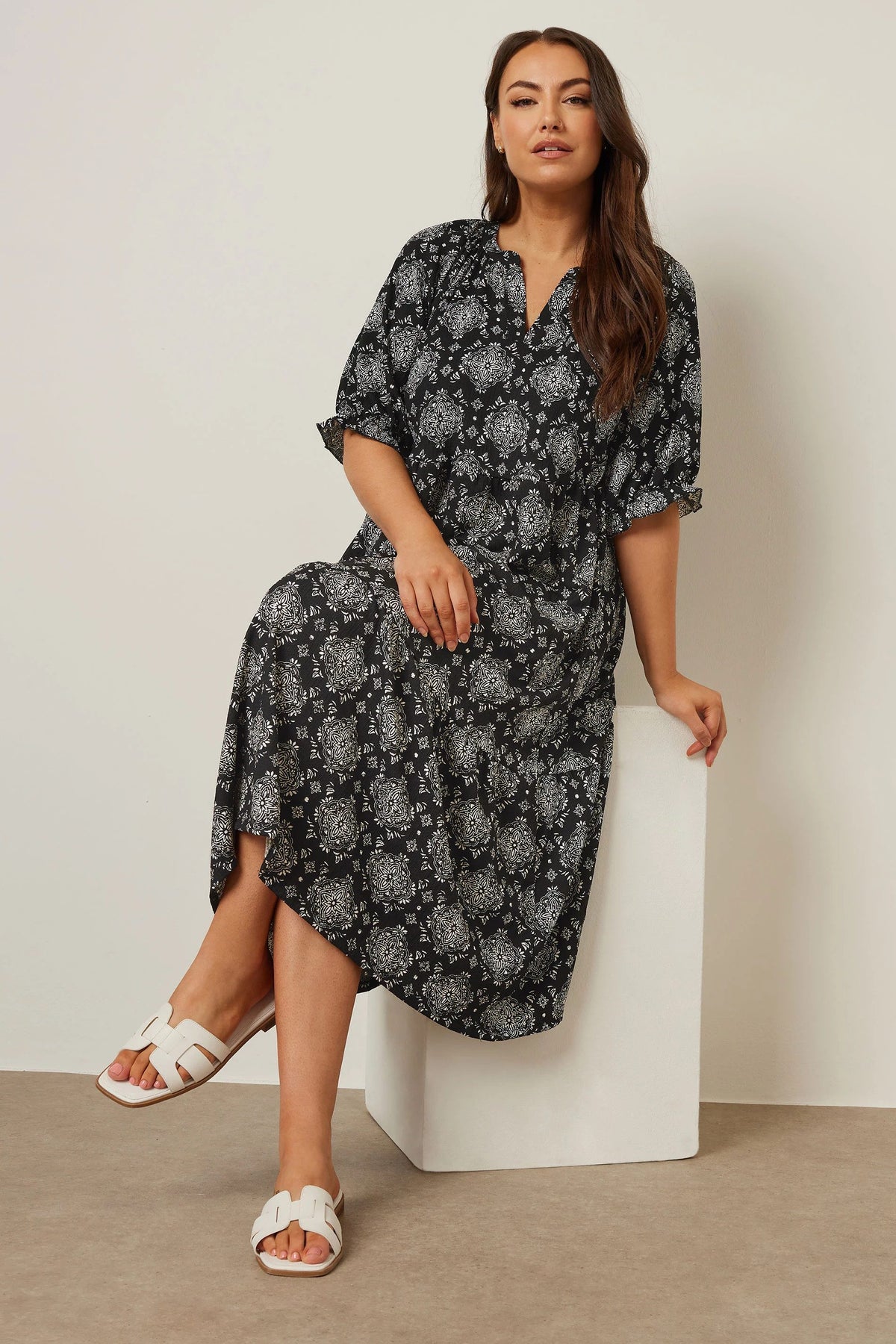Midikleid in Übergröße mit V-Ausschnitt, kurzen Ärmeln und Wickeloptik vorne