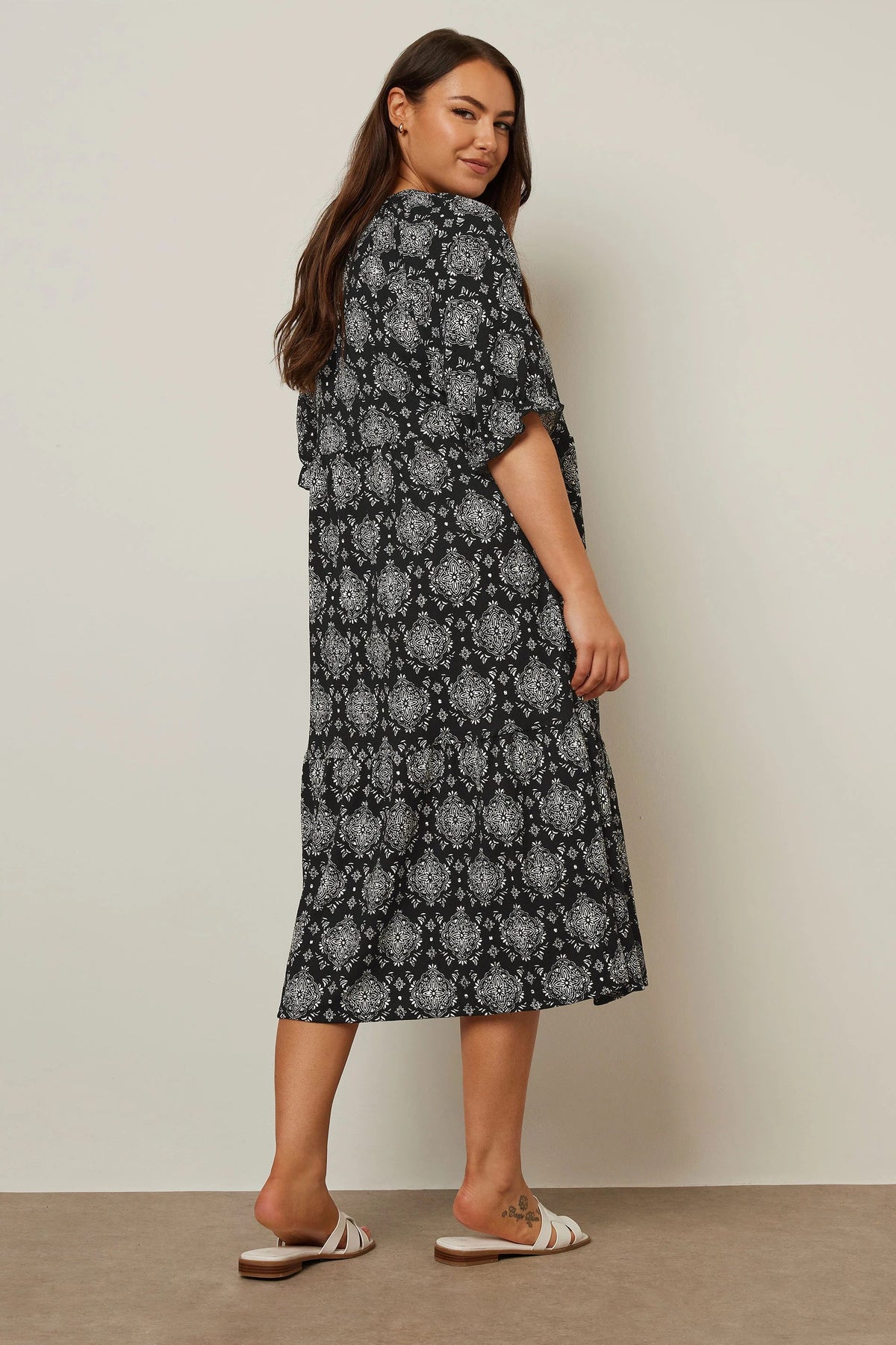 Midikleid in Übergröße mit V-Ausschnitt, kurzen Ärmeln und Wickeloptik vorne