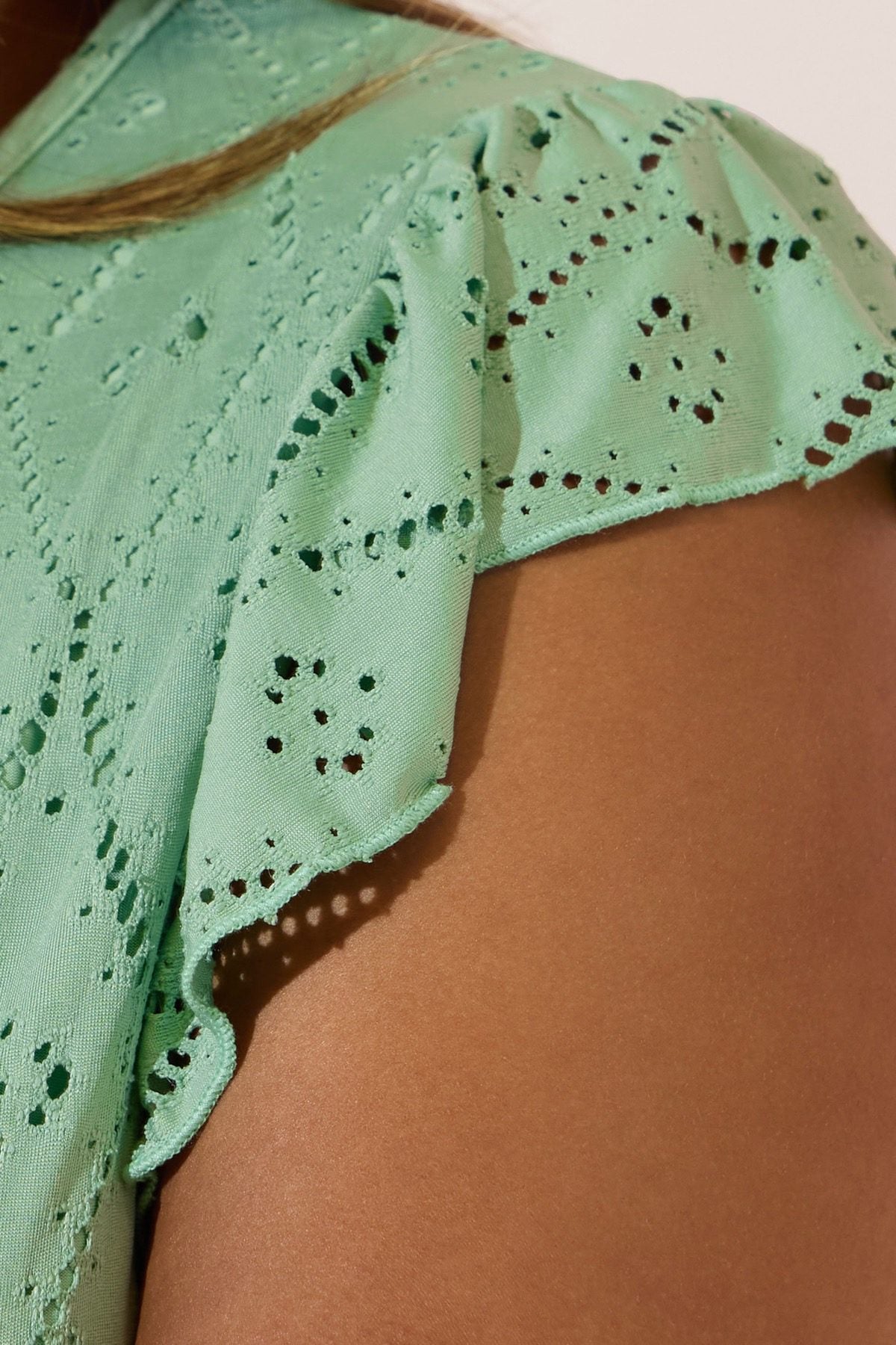 Ärmelloses Spitzenkleid in Übergröße mit V-Ausschnitt, Rüschenärmeln und Futter