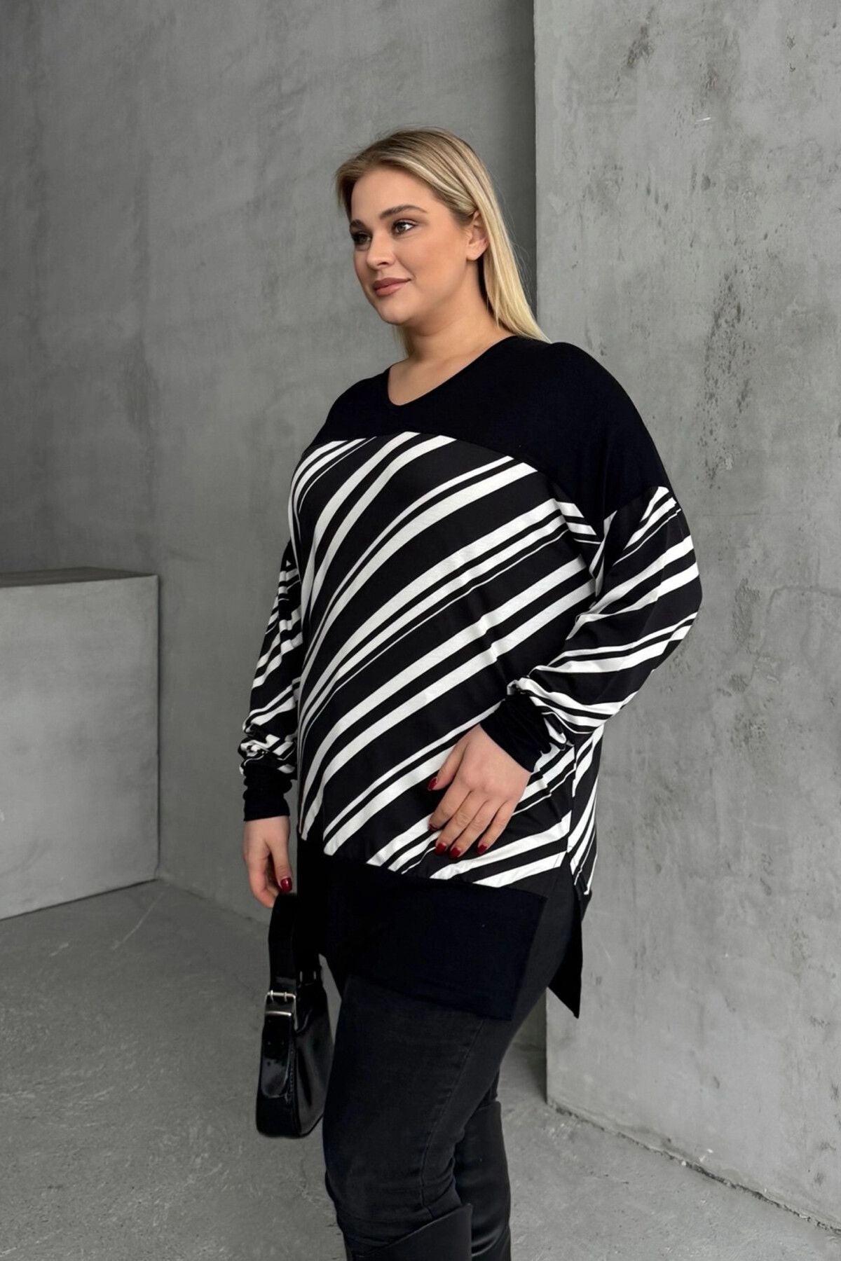 Plus-Size-Bluse mit V-Ausschnitt, langen Ärmeln, elastischen Bündchen und Schlitzen