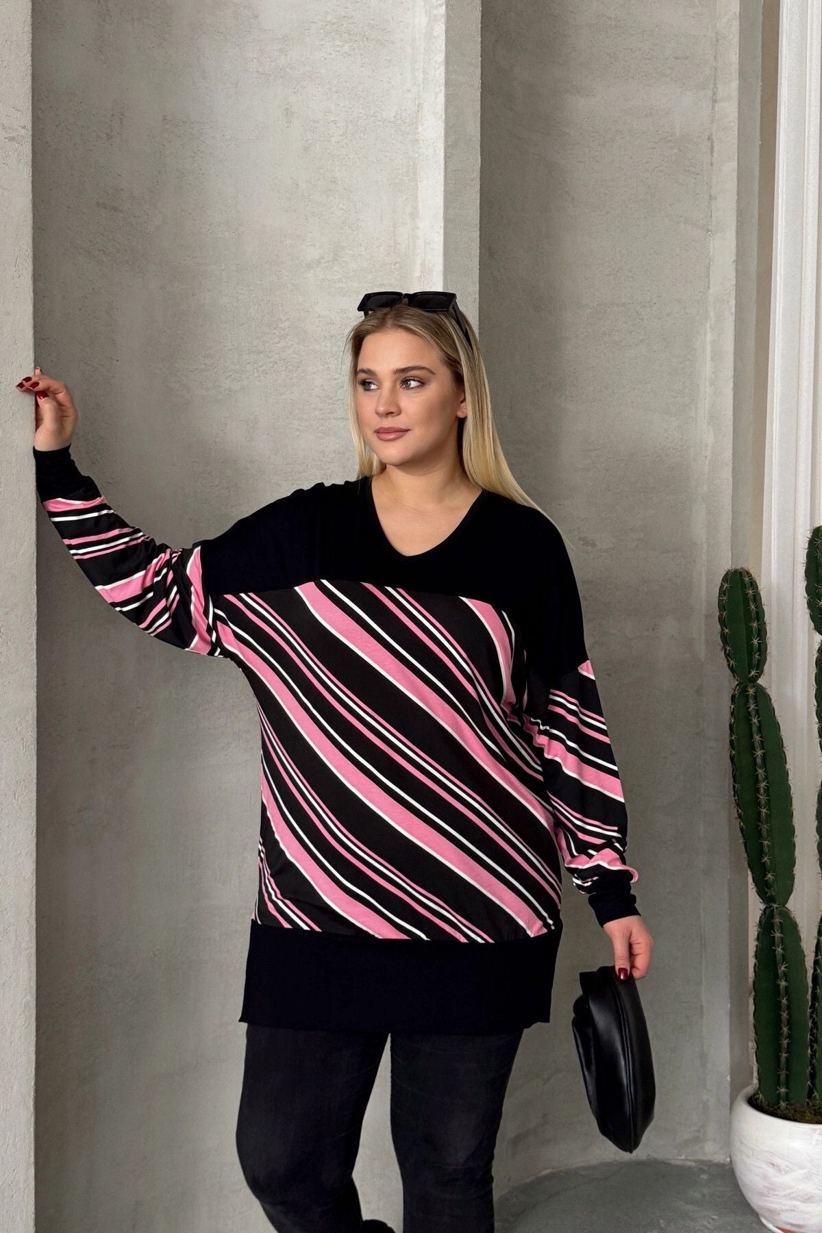 Plus-Size-Bluse mit V-Ausschnitt, langen Ärmeln, elastischen Bündchen und Schlitzen