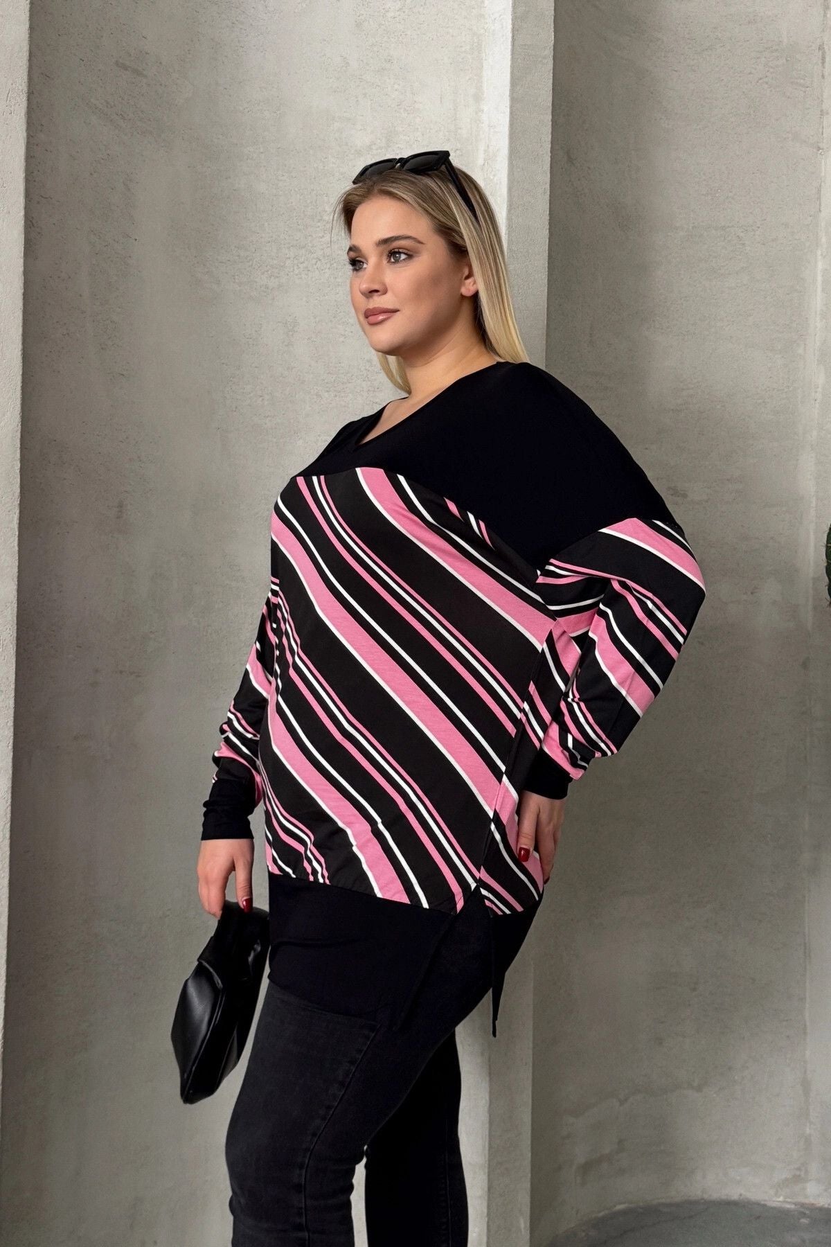 Plus-Size-Bluse mit V-Ausschnitt, langen Ärmeln, elastischen Bündchen und Schlitzen