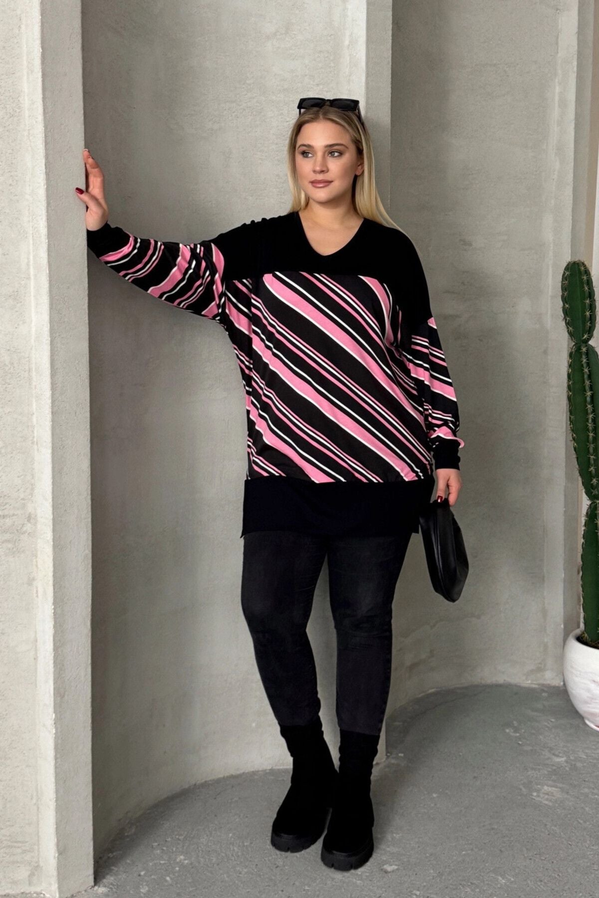 Plus-Size-Bluse mit V-Ausschnitt, langen Ärmeln, elastischen Bündchen und Schlitzen