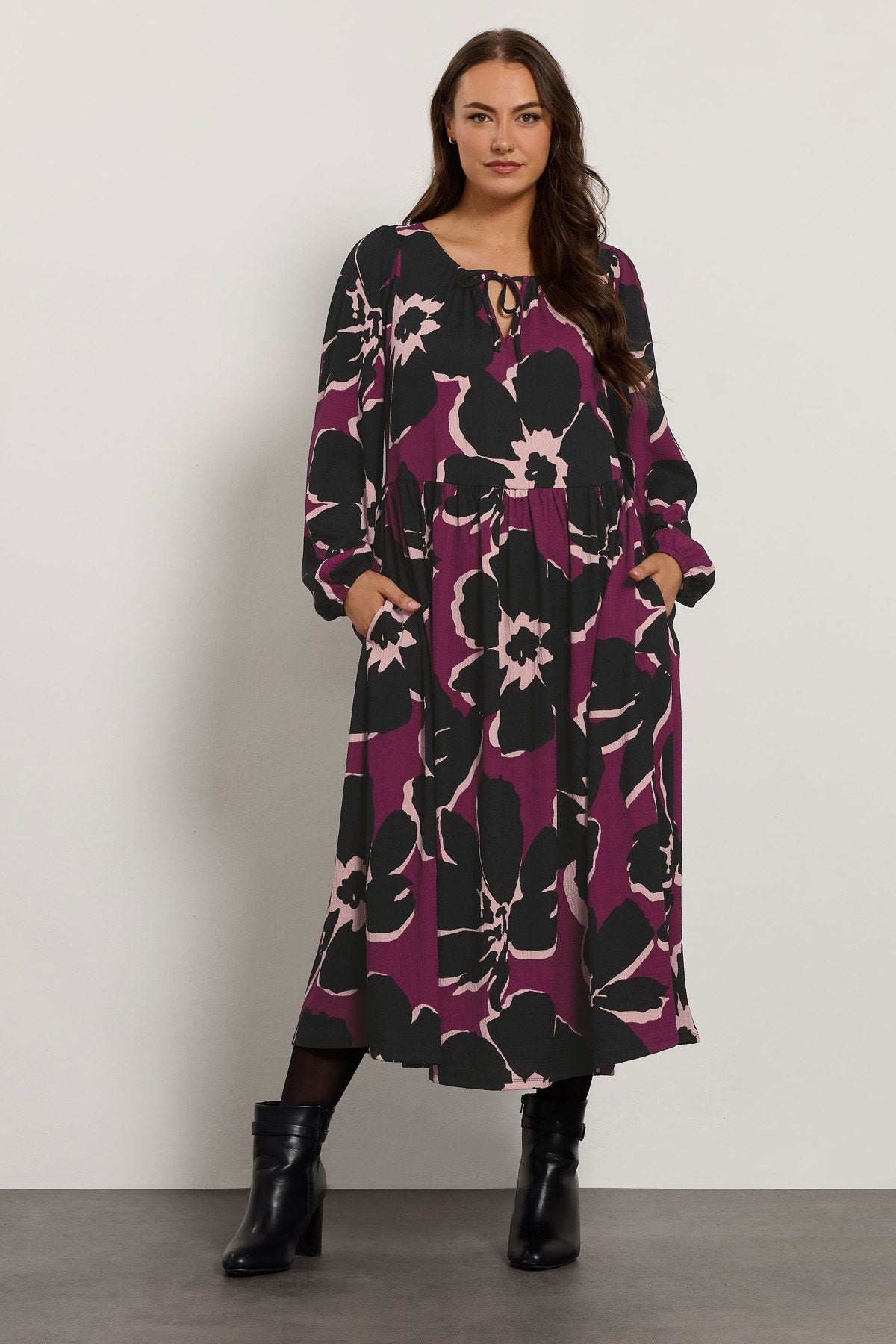 Maxikleid in Übergröße mit V-Ausschnitt, langen Ärmeln und Crinkle-Stoff
