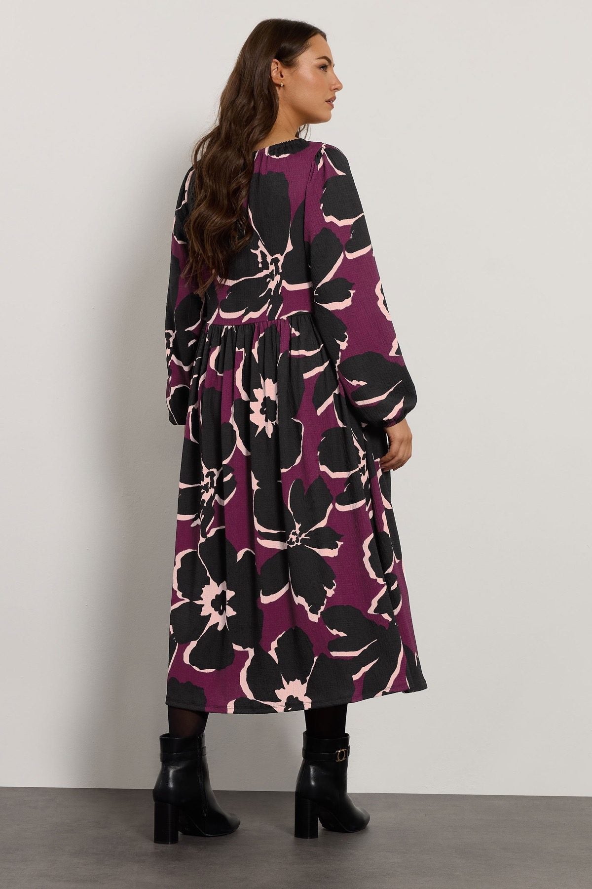 Maxikleid in Übergröße mit V-Ausschnitt, langen Ärmeln und Crinkle-Stoff