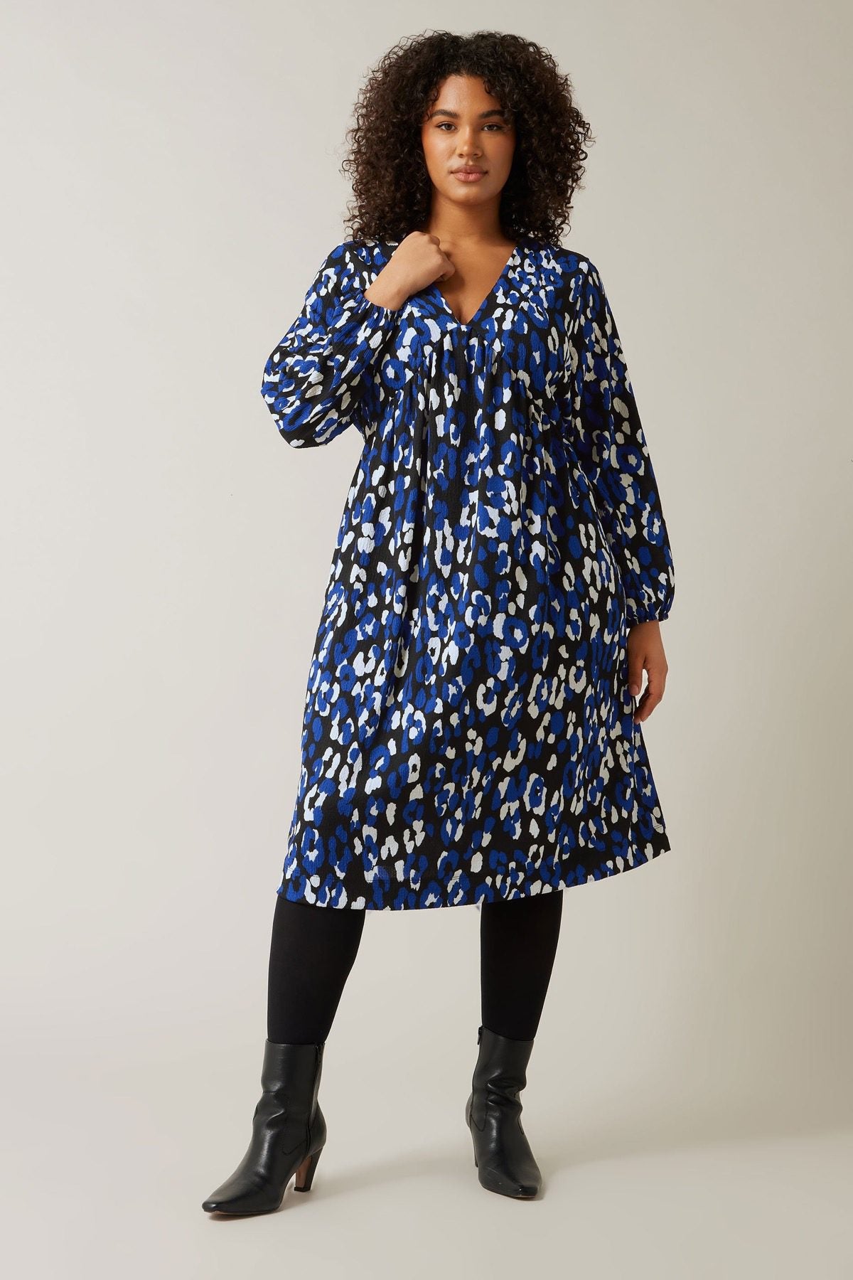 Midikleid aus knitterfreiem Stoff mit V-Ausschnitt und langen Ärmeln in Übergröße