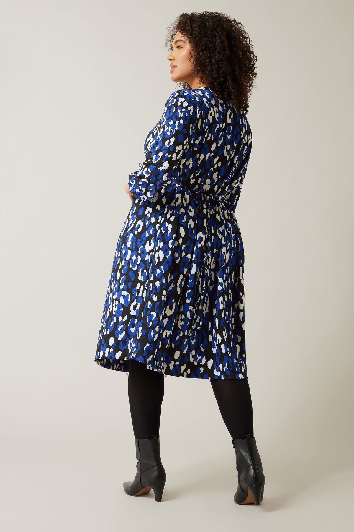 Midikleid aus knitterfreiem Stoff mit V-Ausschnitt und langen Ärmeln in Übergröße
