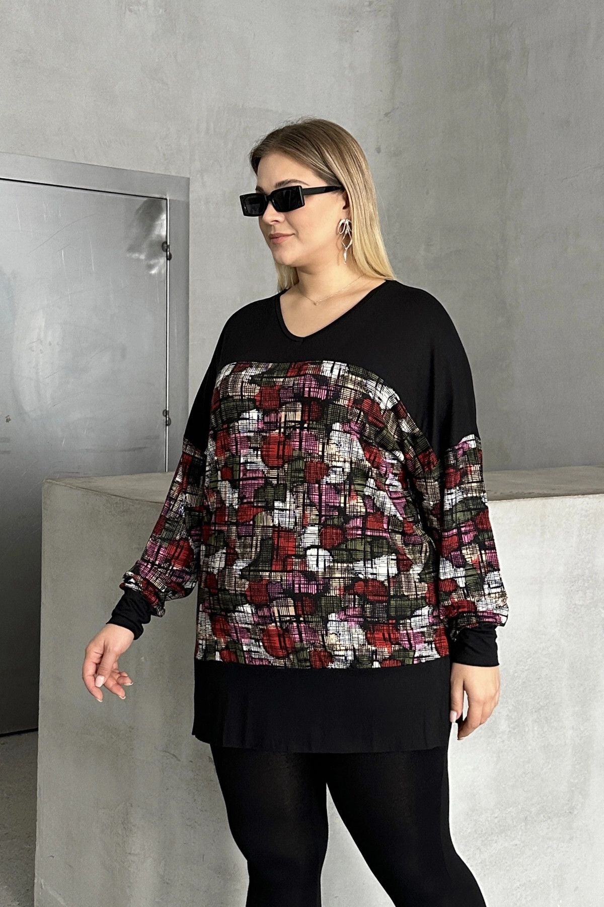 Plus-Size-Bluse aus Lycra mit V-Ausschnitt, langen Ärmeln und Muster