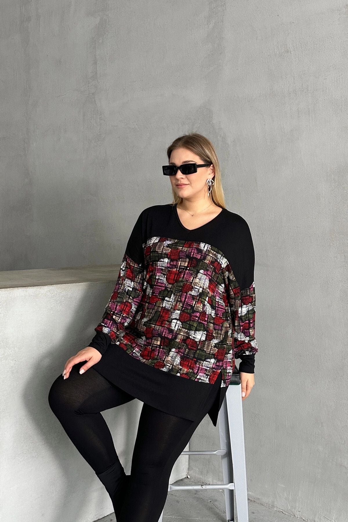 Plus-Size-Bluse aus Lycra mit V-Ausschnitt, langen Ärmeln und Muster