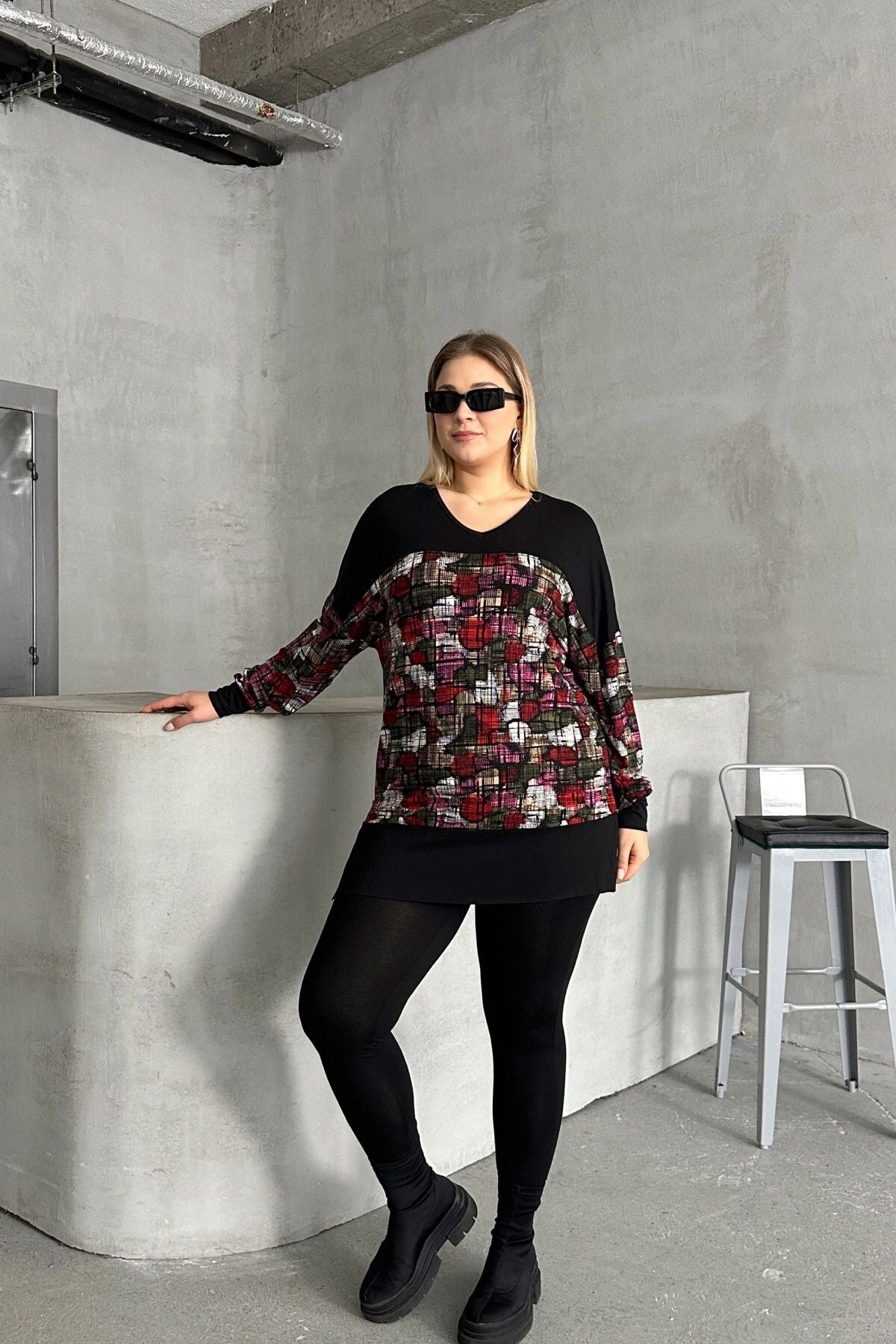 Plus-Size-Bluse aus Lycra mit V-Ausschnitt, langen Ärmeln und Muster
