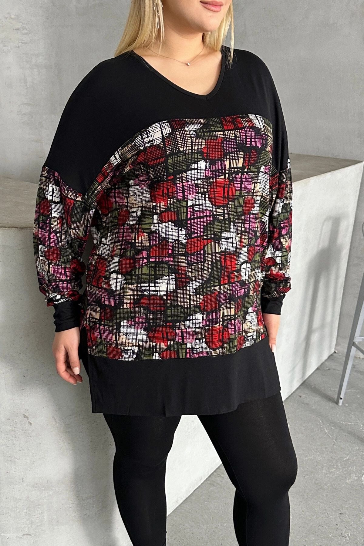 Plus-Size-Bluse aus Lycra mit V-Ausschnitt, langen Ärmeln und Muster