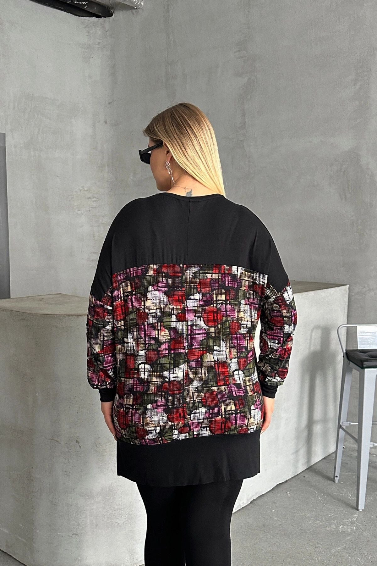 Plus-Size-Bluse aus Lycra mit V-Ausschnitt, langen Ärmeln und Muster