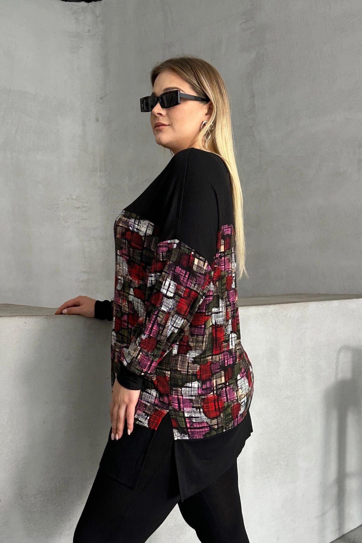 Plus-Size-Bluse aus Lycra mit V-Ausschnitt, langen Ärmeln und Muster