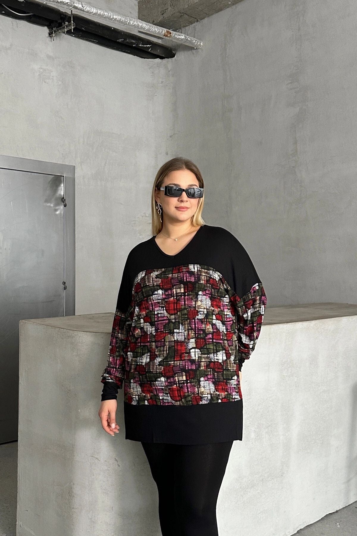 Plus-Size-Bluse aus Lycra mit V-Ausschnitt, langen Ärmeln und Muster