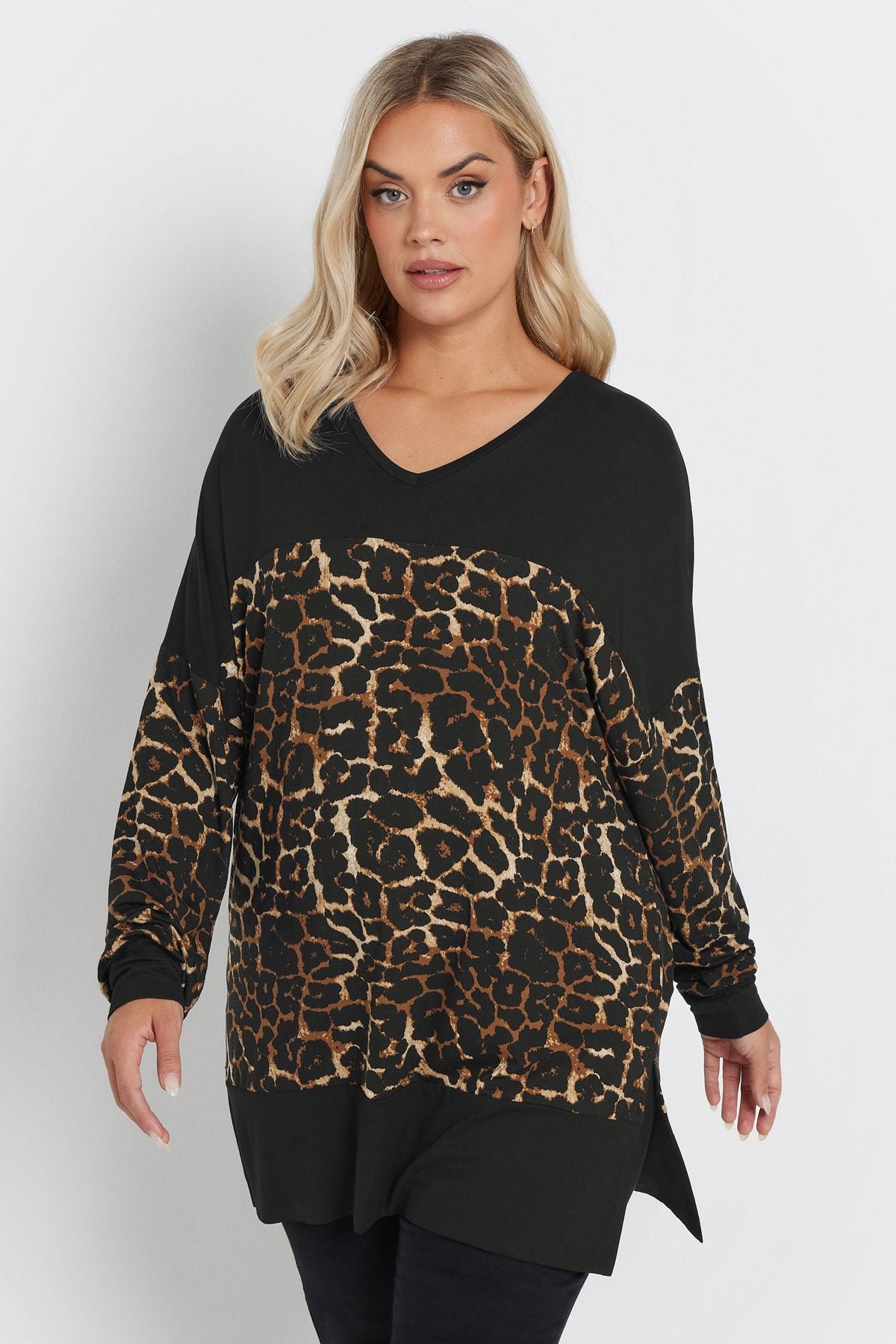 Bluse mit Leopardenmuster und V-Ausschnitt in Übergröße, langärmlig