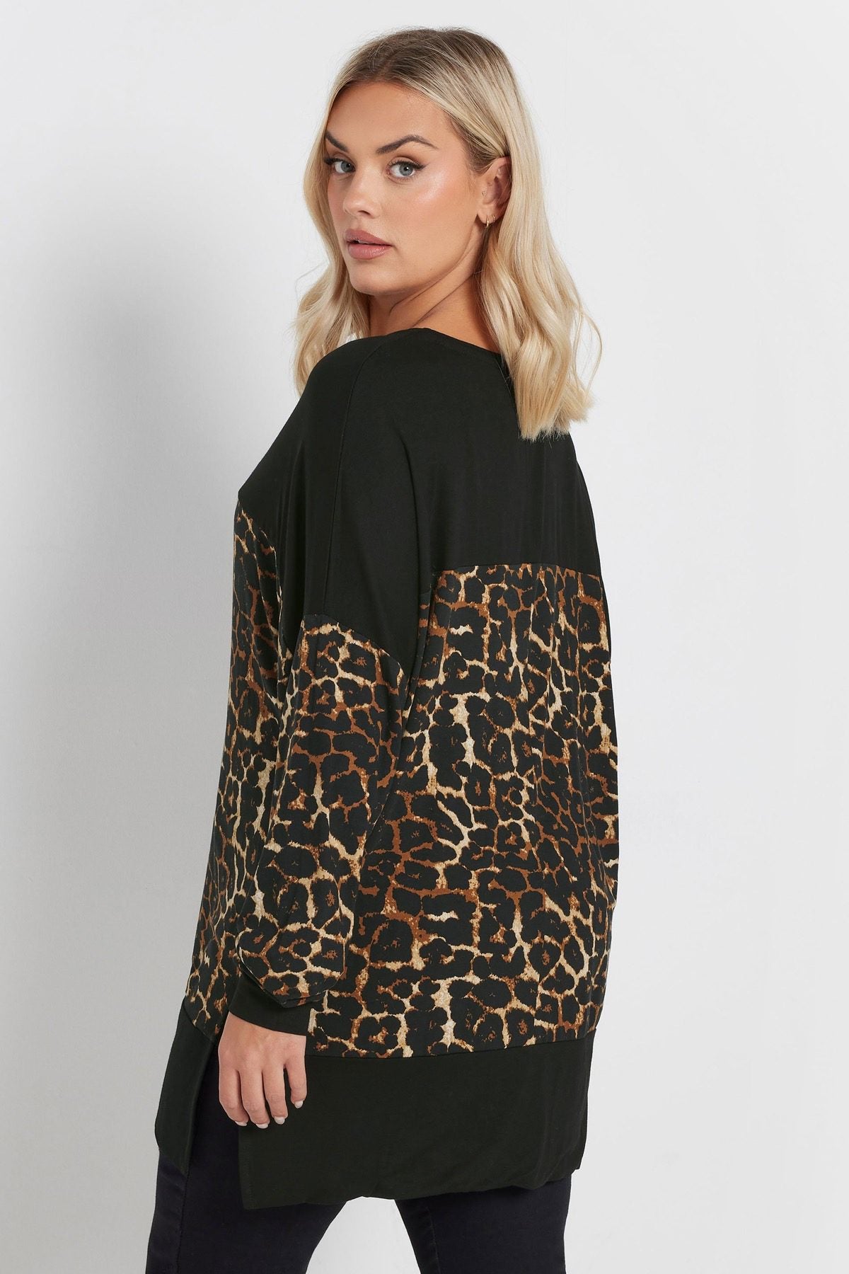 Bluse mit Leopardenmuster und V-Ausschnitt in Übergröße, langärmlig