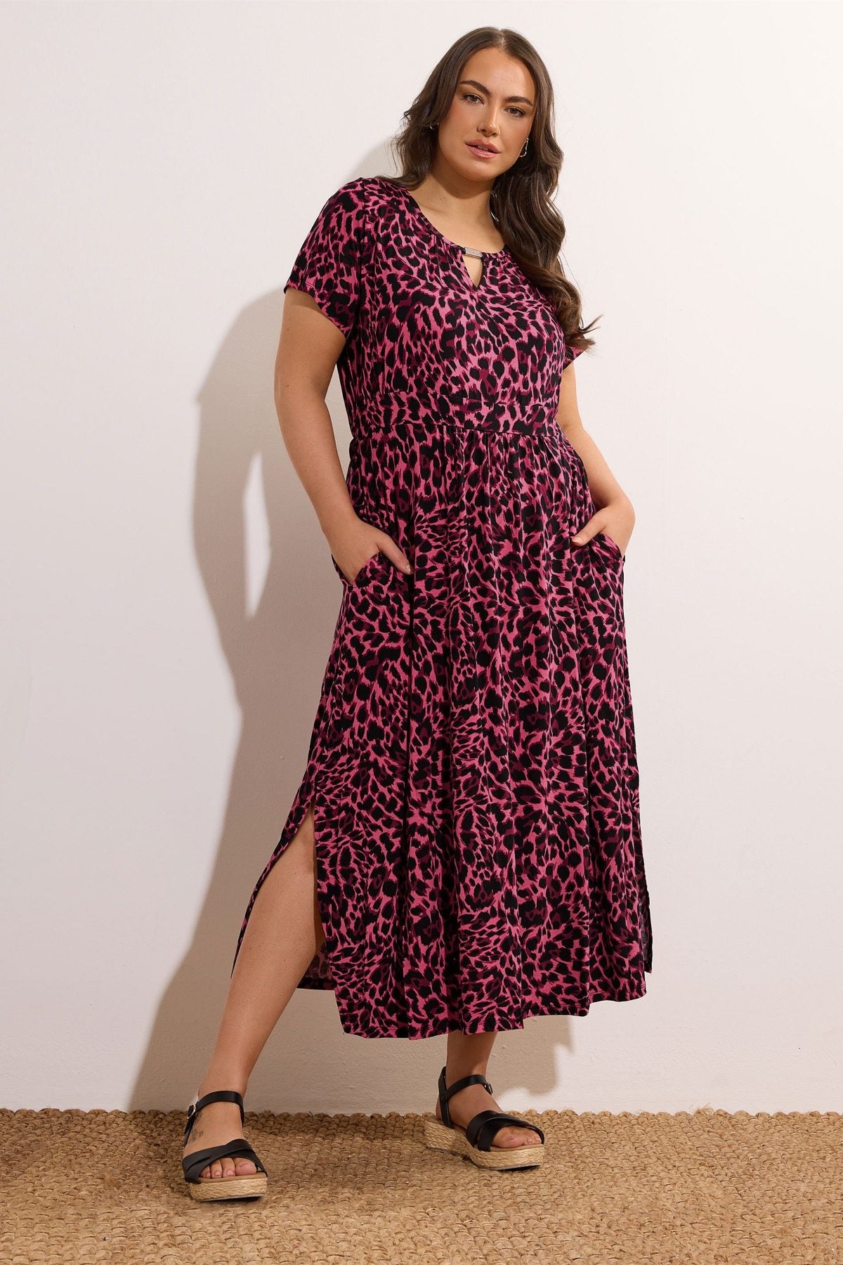 Maxikleid in großen Größen mit Kragen, kurzen Ärmeln, Taschen und Schlitz