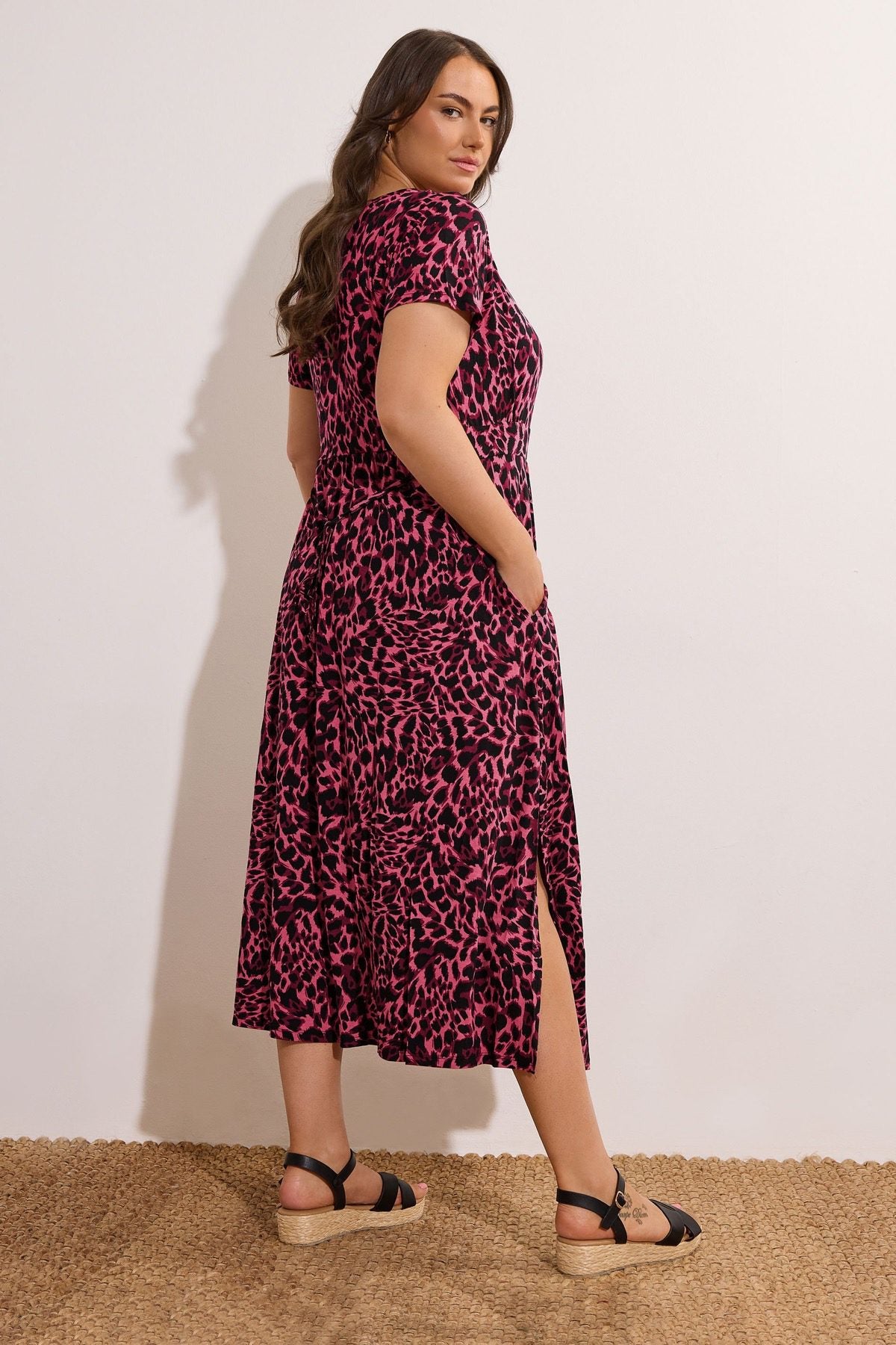 Maxikleid in großen Größen mit Kragen, kurzen Ärmeln, Taschen und Schlitz