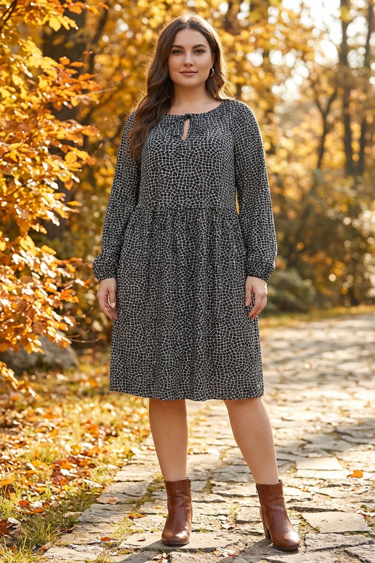 Midikleid in Übergröße mit Kragen und langen Ärmeln, abstraktes Muster