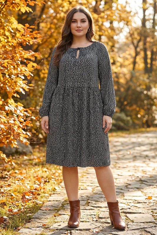 Midikleid in Übergröße mit Kragen und langen Ärmeln, abstraktes Muster