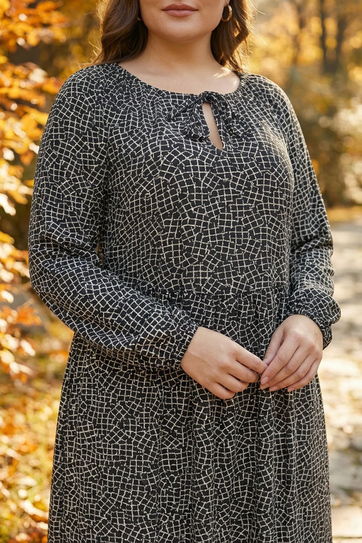 Midikleid in Übergröße mit Kragen und langen Ärmeln, abstraktes Muster