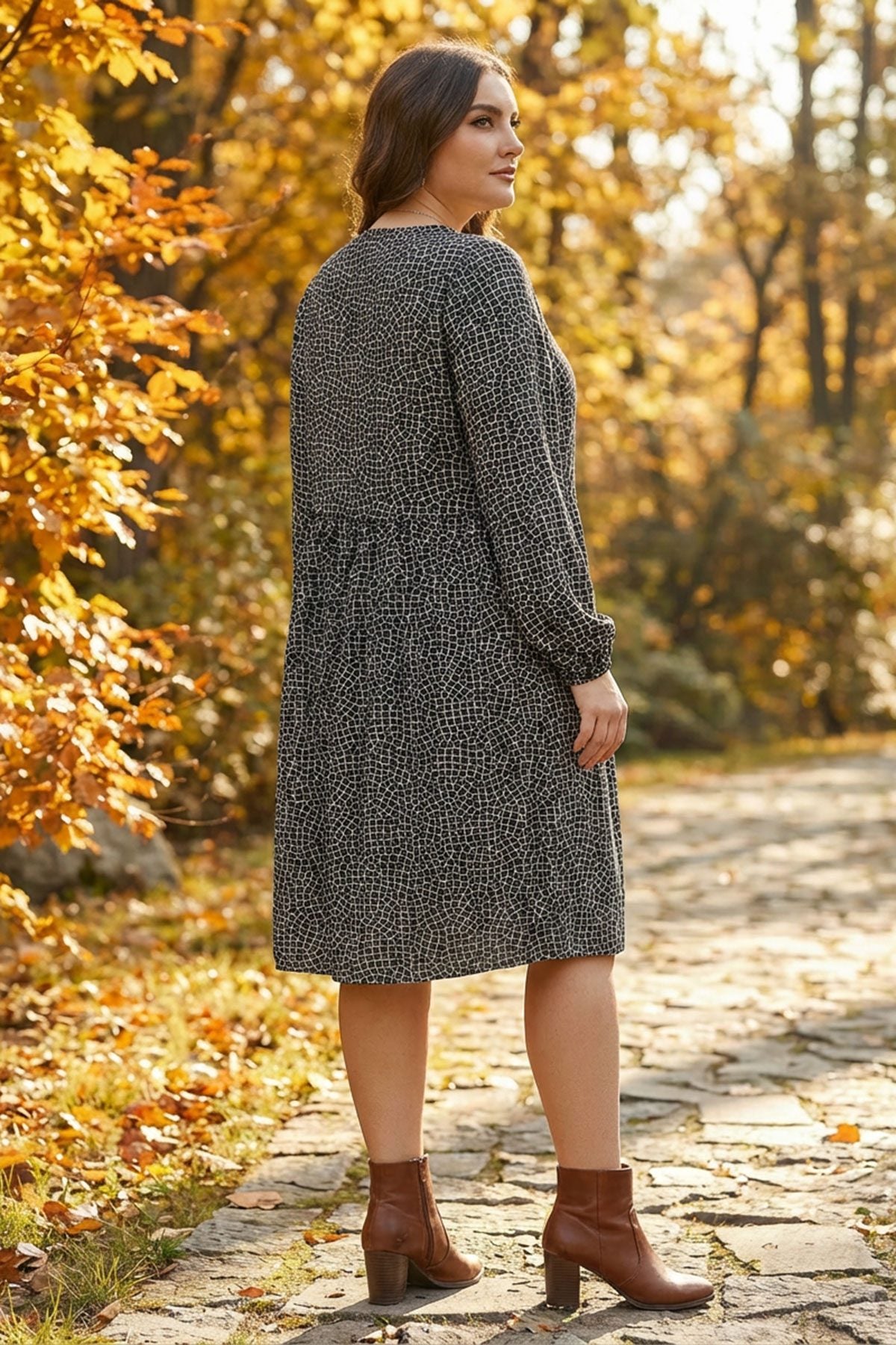 Midikleid in Übergröße mit Kragen und langen Ärmeln, abstraktes Muster