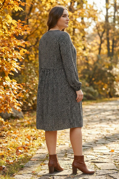 Midikleid in Übergröße mit Kragen und langen Ärmeln, abstraktes Muster