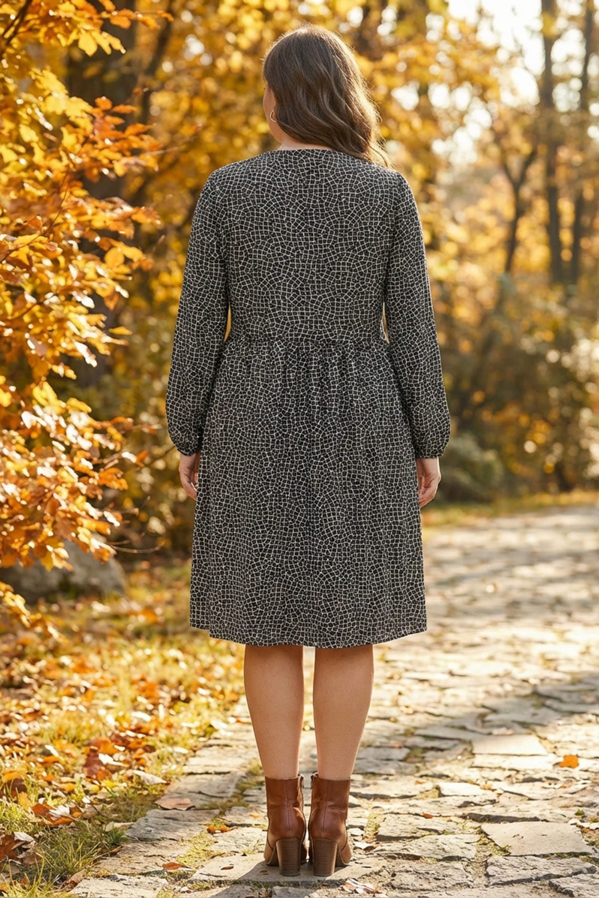 Midikleid in Übergröße mit Kragen und langen Ärmeln, abstraktes Muster