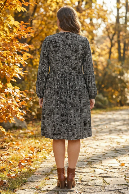 Midikleid in Übergröße mit Kragen und langen Ärmeln, abstraktes Muster